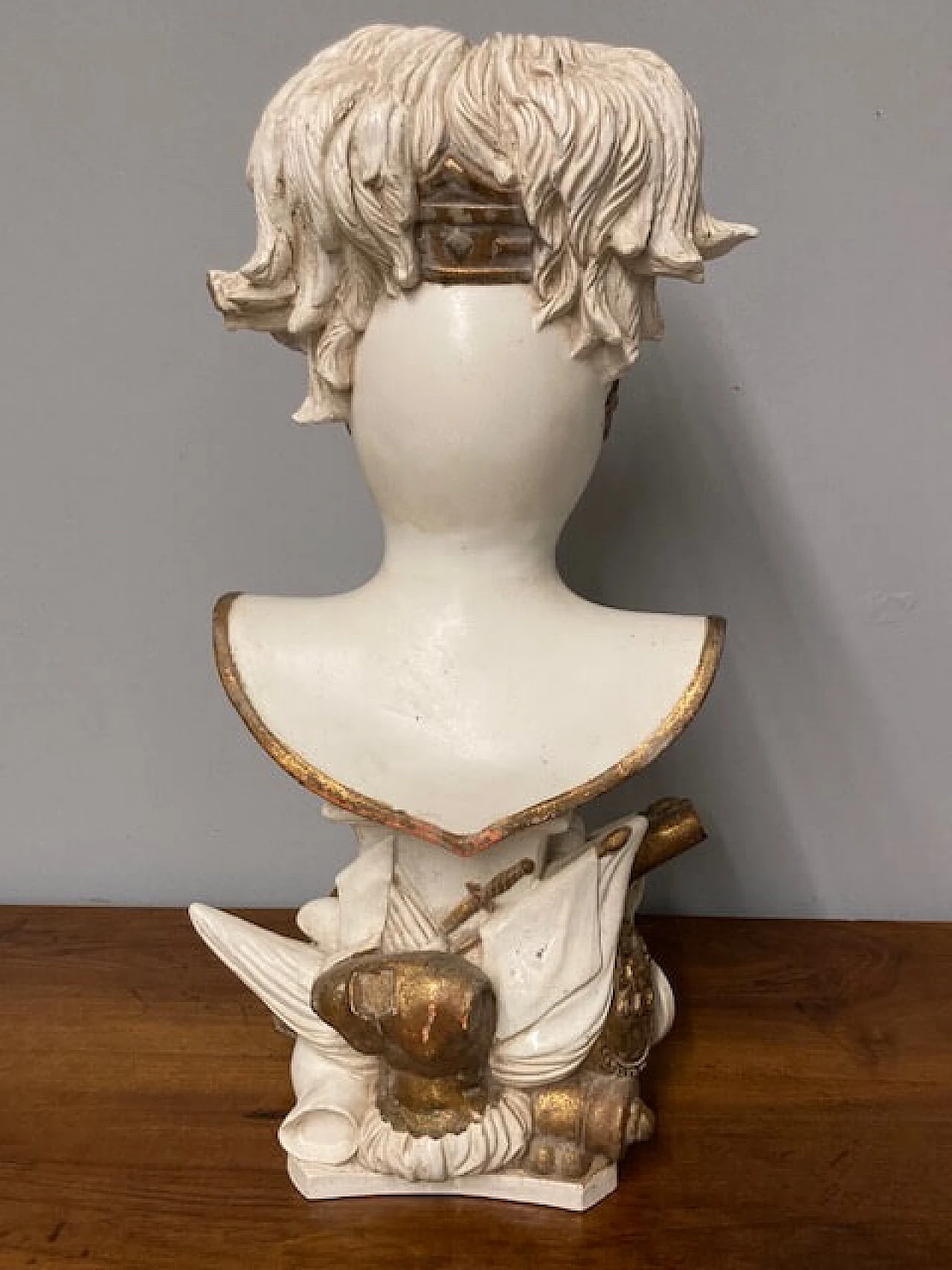 Scultura in ceramica di armatura di cavaliere con base, inizio '900 15