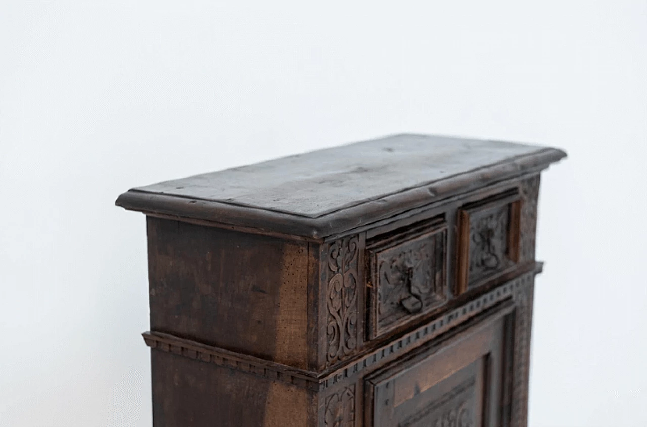 Walnut side table with carvings, early 19th century 9