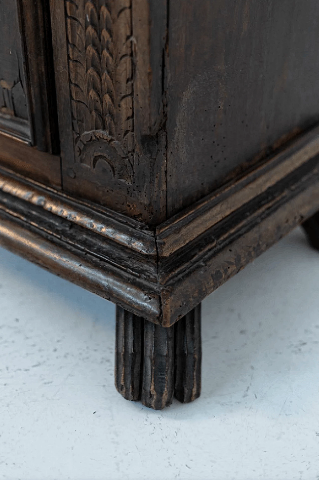 Walnut side table with carvings, early 19th century 10