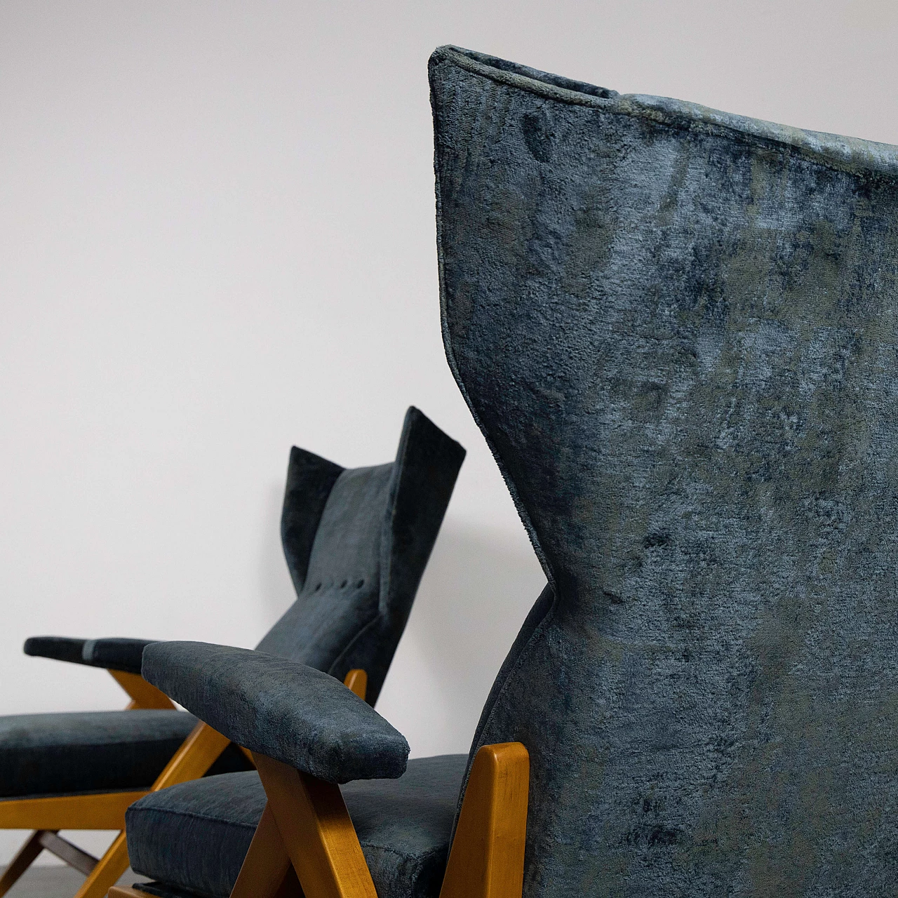 Coppia di poltrone in velluto blu e legno, anni '50 1