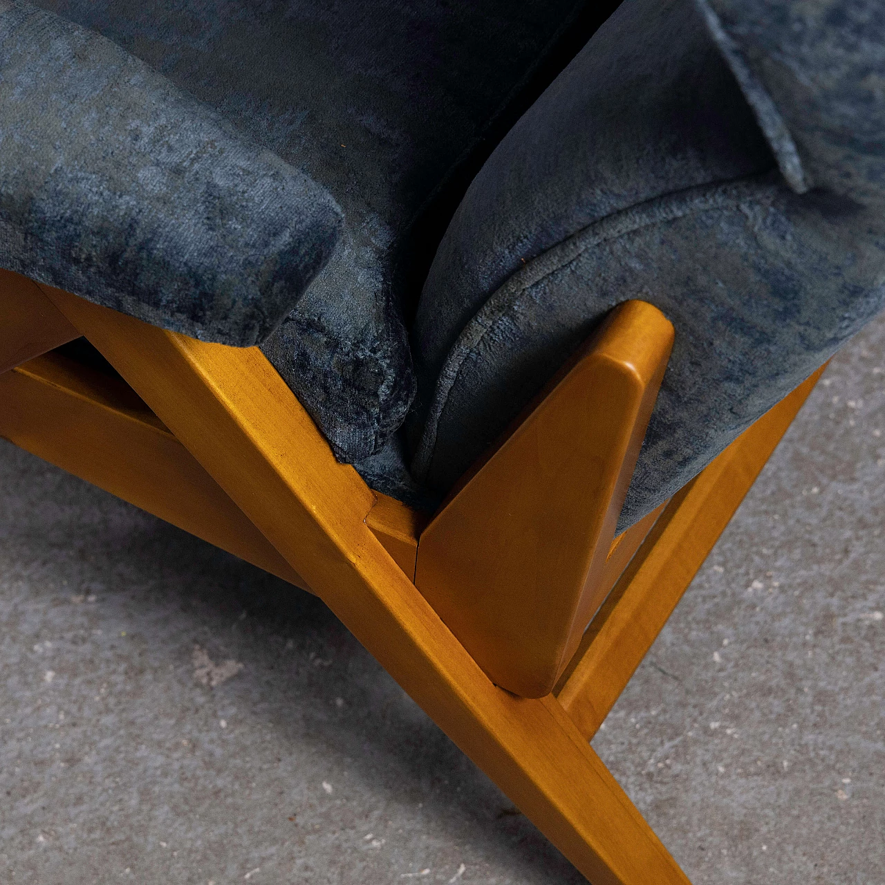 Coppia di poltrone in velluto blu e legno, anni '50 3