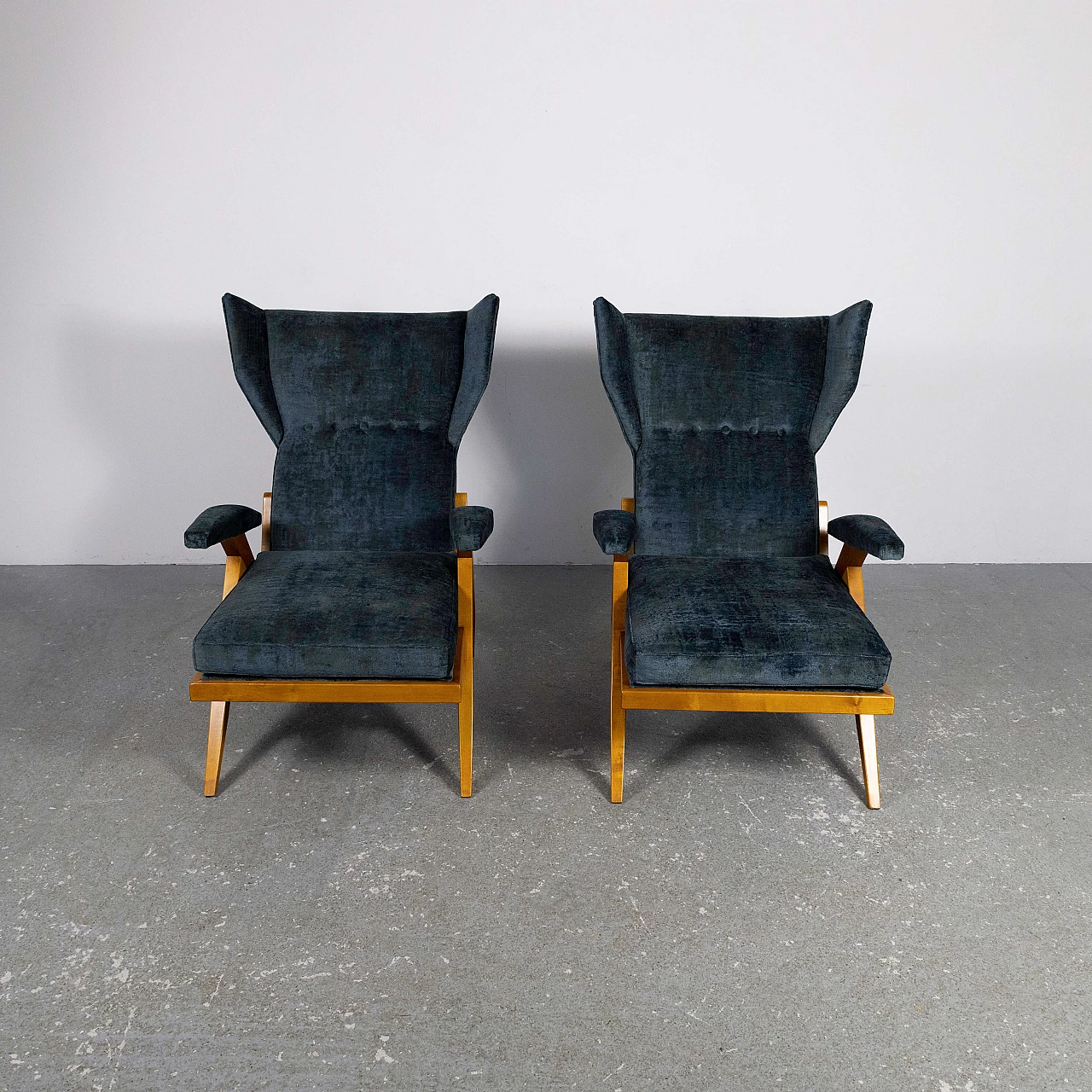 Pair of blue velvet and wood armchairs, 1950s 5