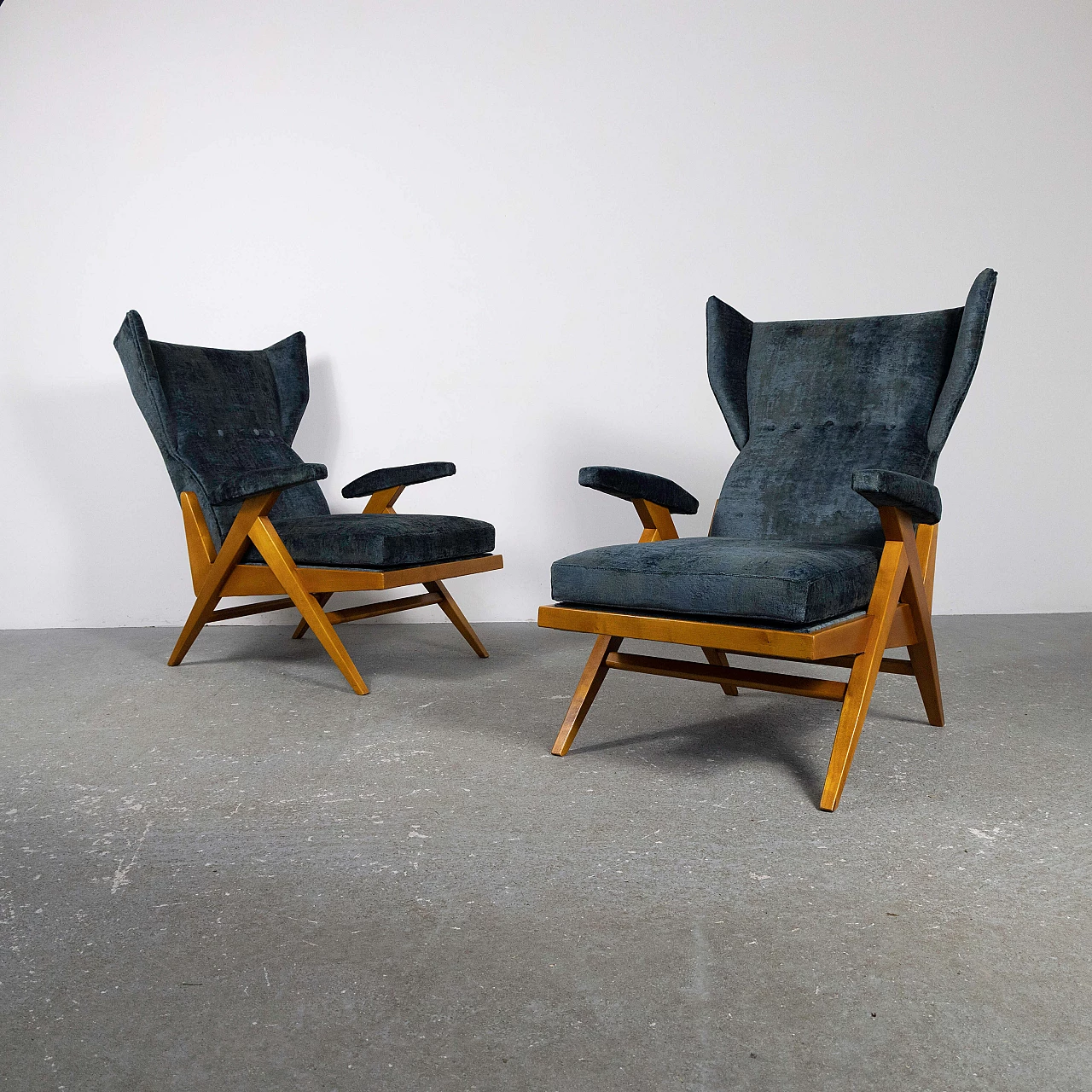 Pair of blue velvet and wood armchairs, 1950s 7