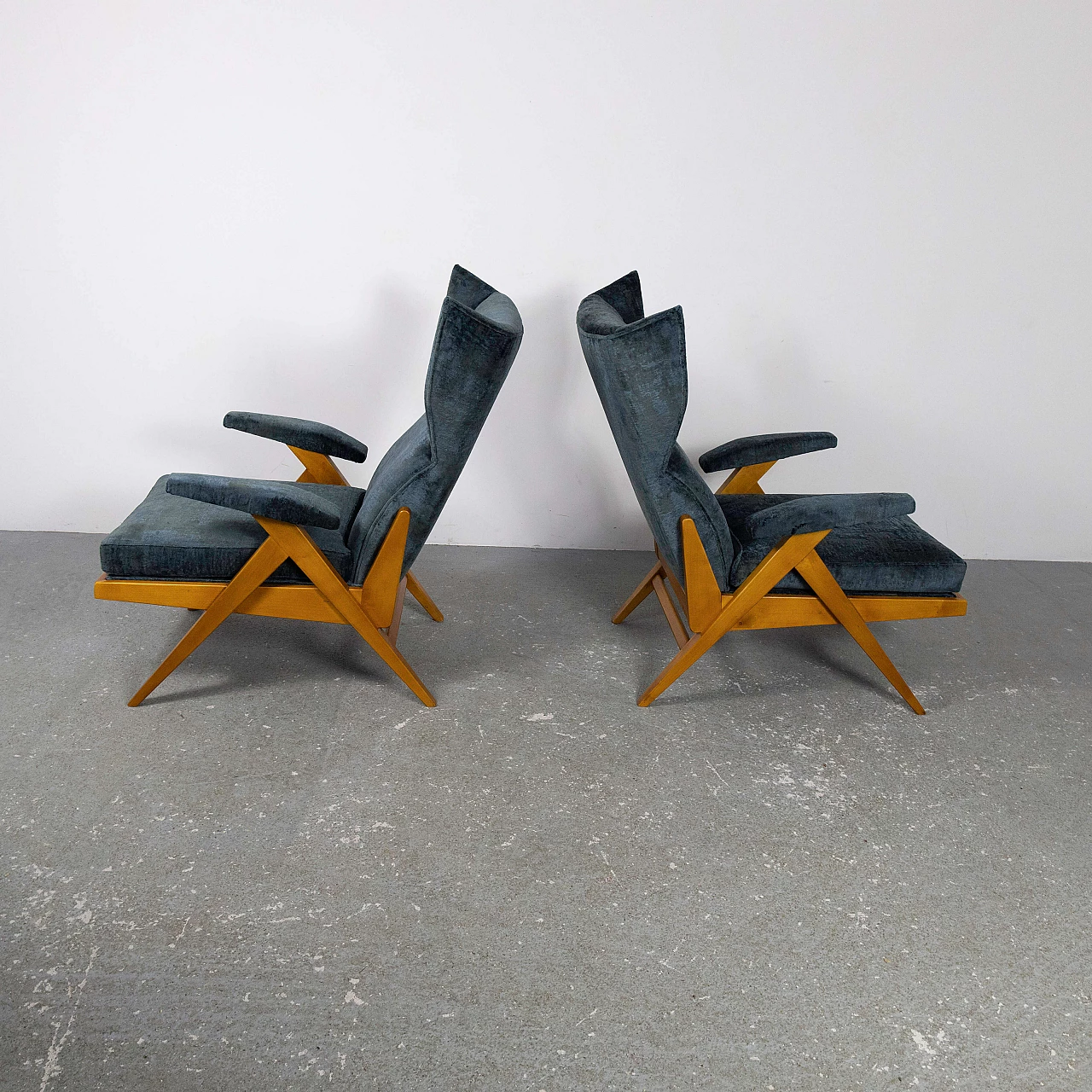 Coppia di poltrone in velluto blu e legno, anni '50 8