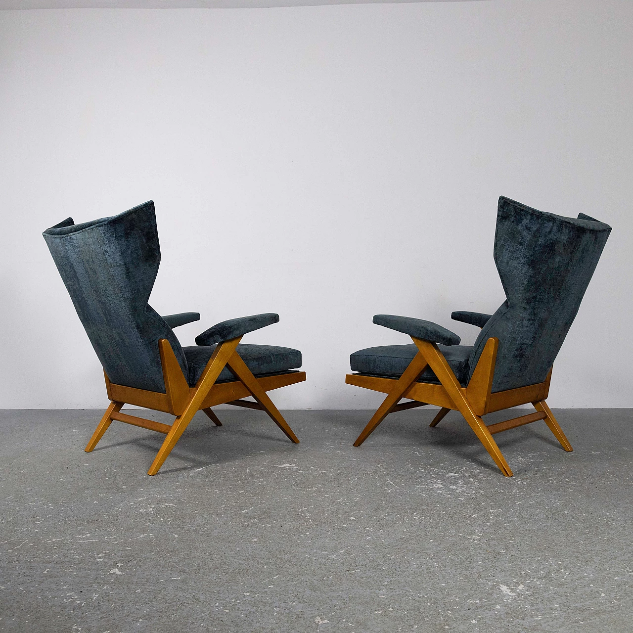 Coppia di poltrone in velluto blu e legno, anni '50 9