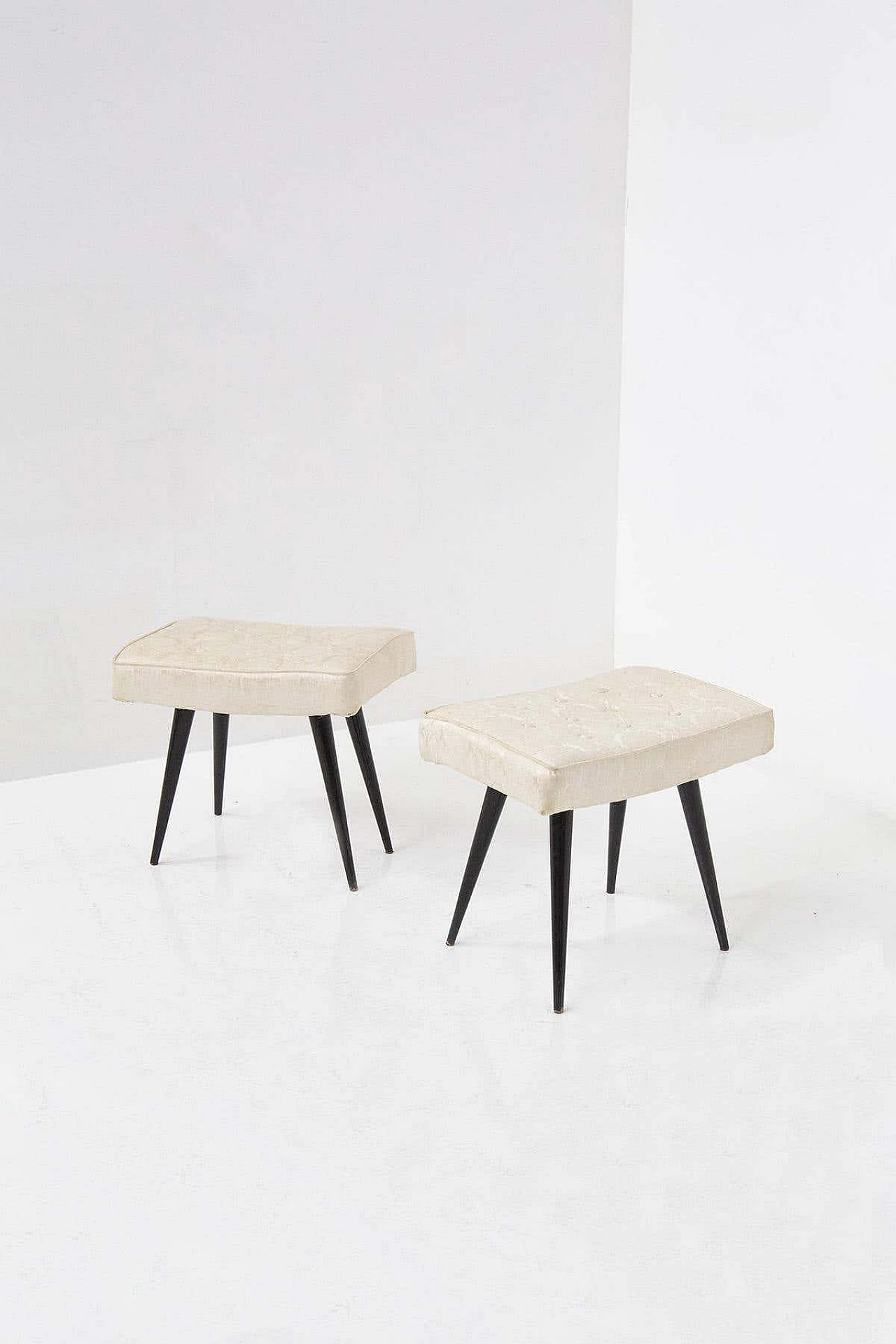 Coppia di sgabelli in legno e tessuto broccato, anni '50 1