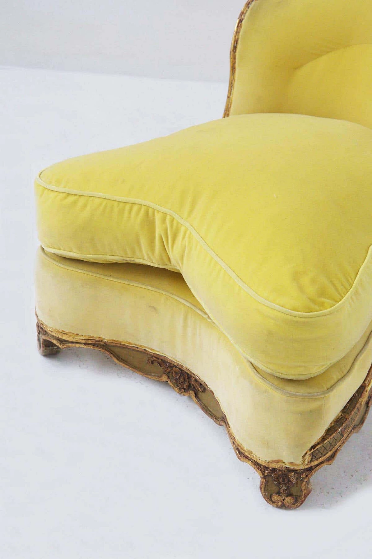 Baroque-style armchair in gilded wood and yellow velvet, 19th century 3