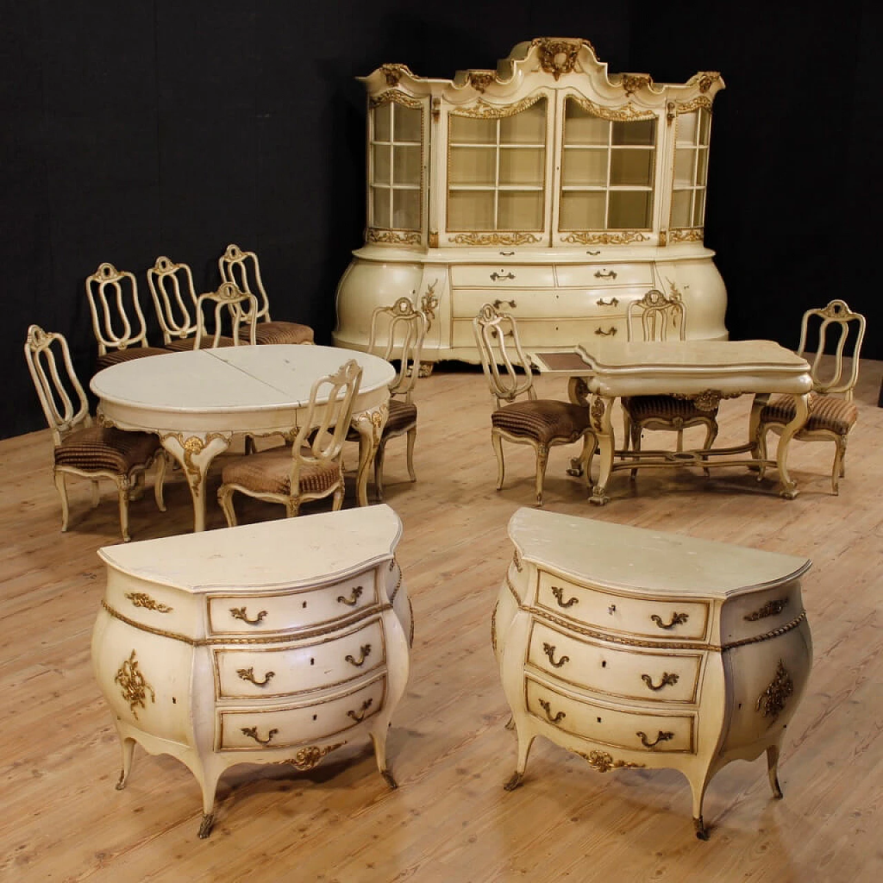 Carved, lacquered and gilded wooden table with marble top, 1940s 2