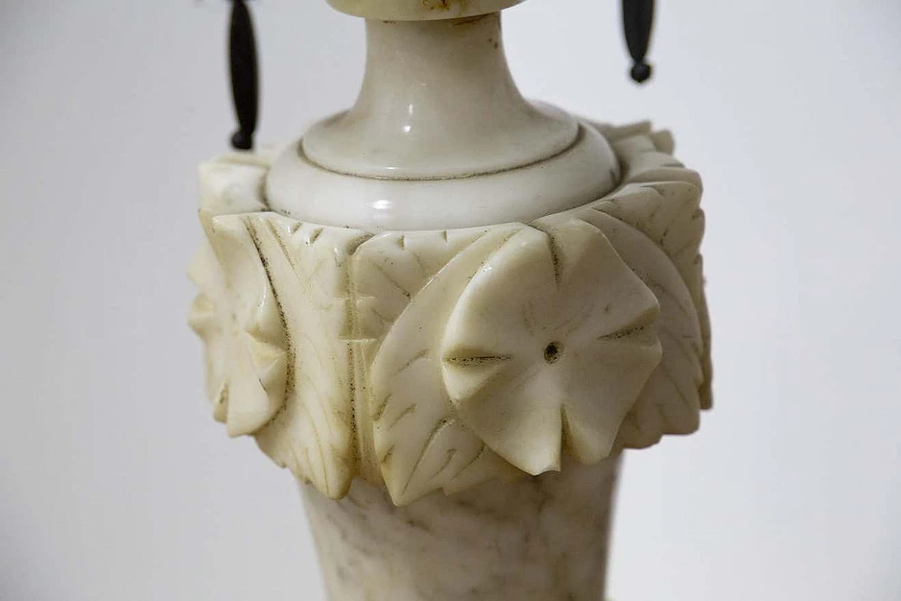 Lampada da tavolo con base in marmo e diffusore a forma di fiore in vetro, anni '30 2