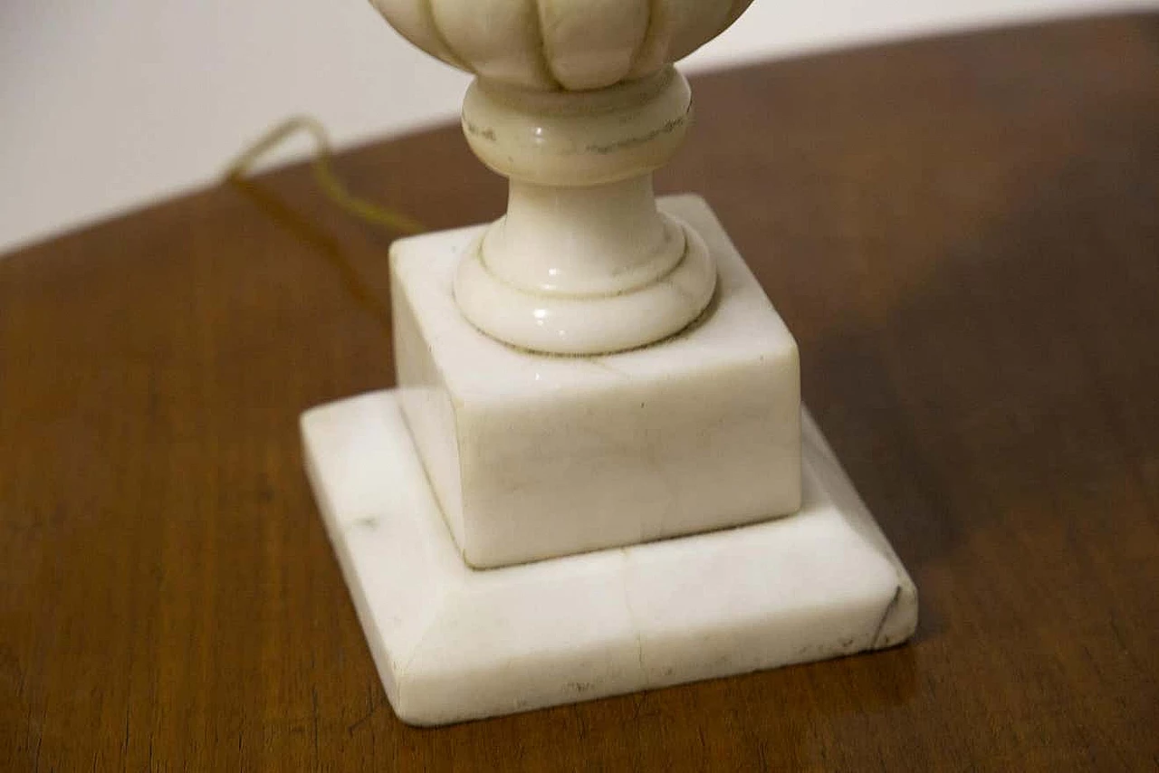 Lampada da tavolo con base in marmo e diffusore a forma di fiore in vetro, anni '30 3