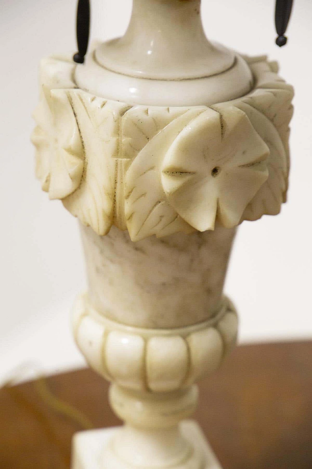 Lampada da tavolo con base in marmo e diffusore a forma di fiore in vetro, anni '30 4