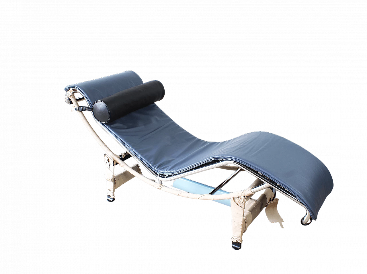 Chaise longue LC4 in pelle blu di Le Corbusier per Cassina, anni '60 9