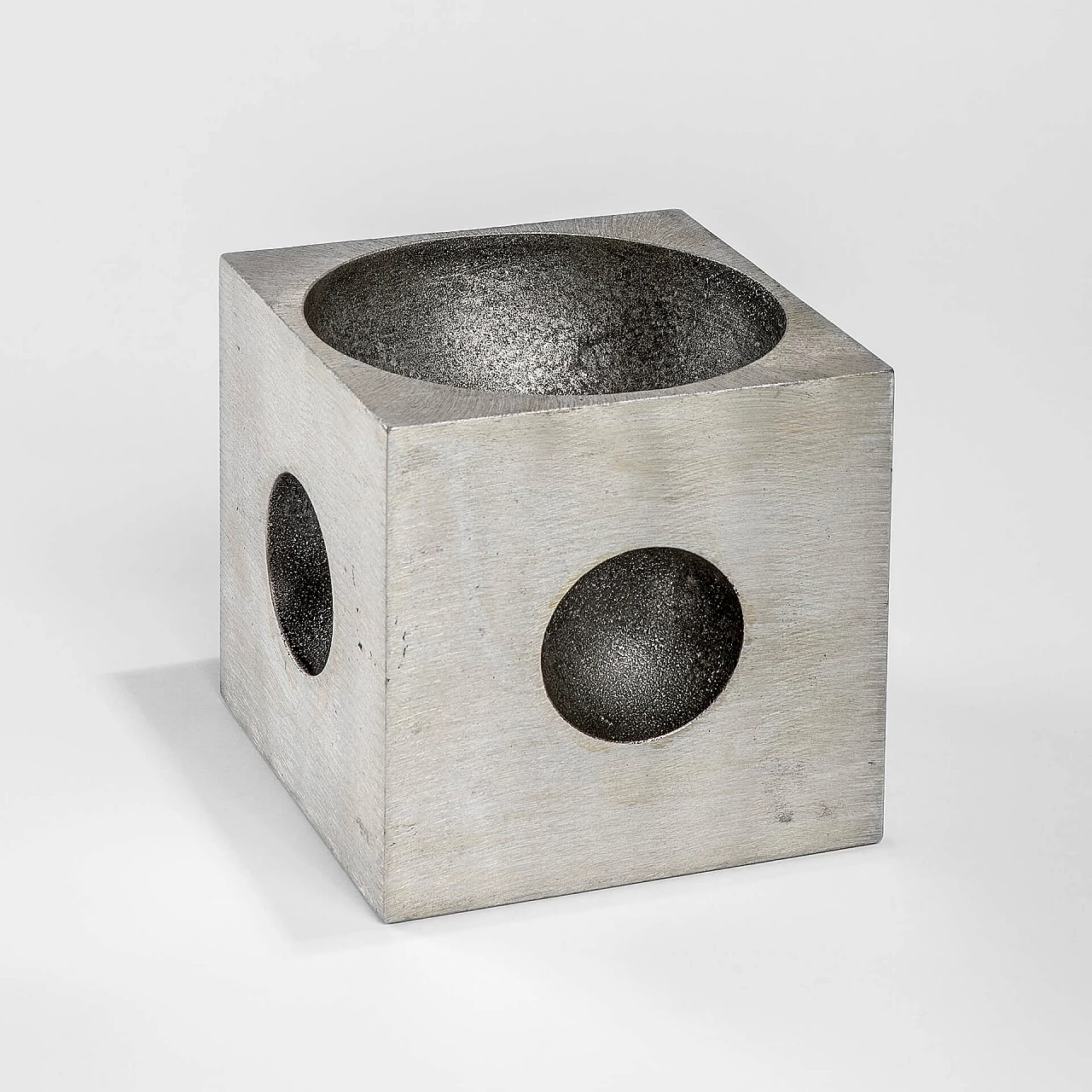 Lorenzo Burchiellaro, Cubo, scultura in fusione di alluminio, anni '70 1