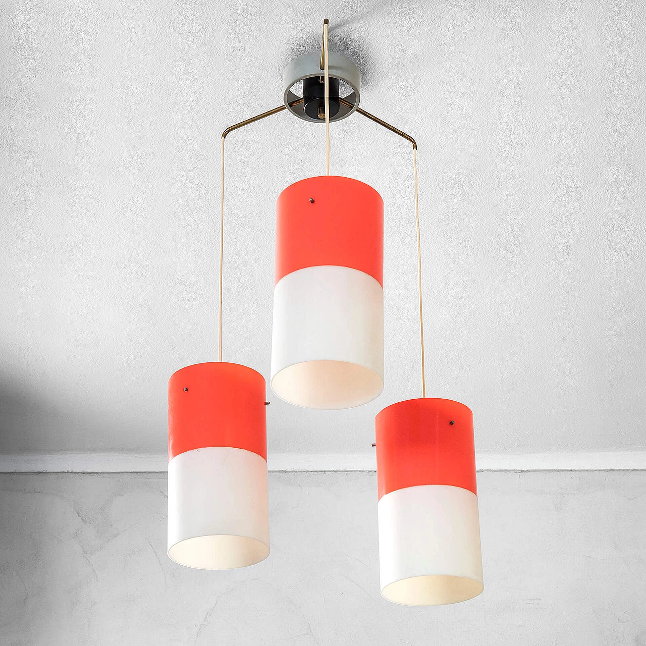 Three-pendant plexiglass and brass chandelier for Stilnovo, 1960s 3