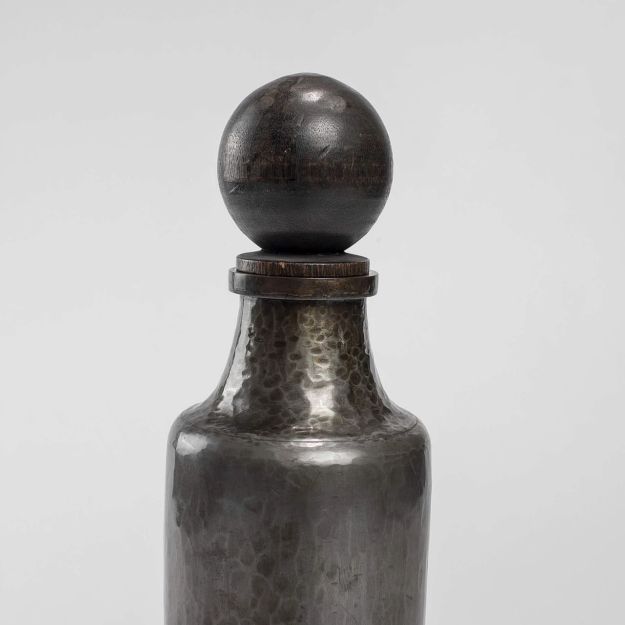 Bottiglia in peltro di Lorenzo Burchiellaro, anni '60 2