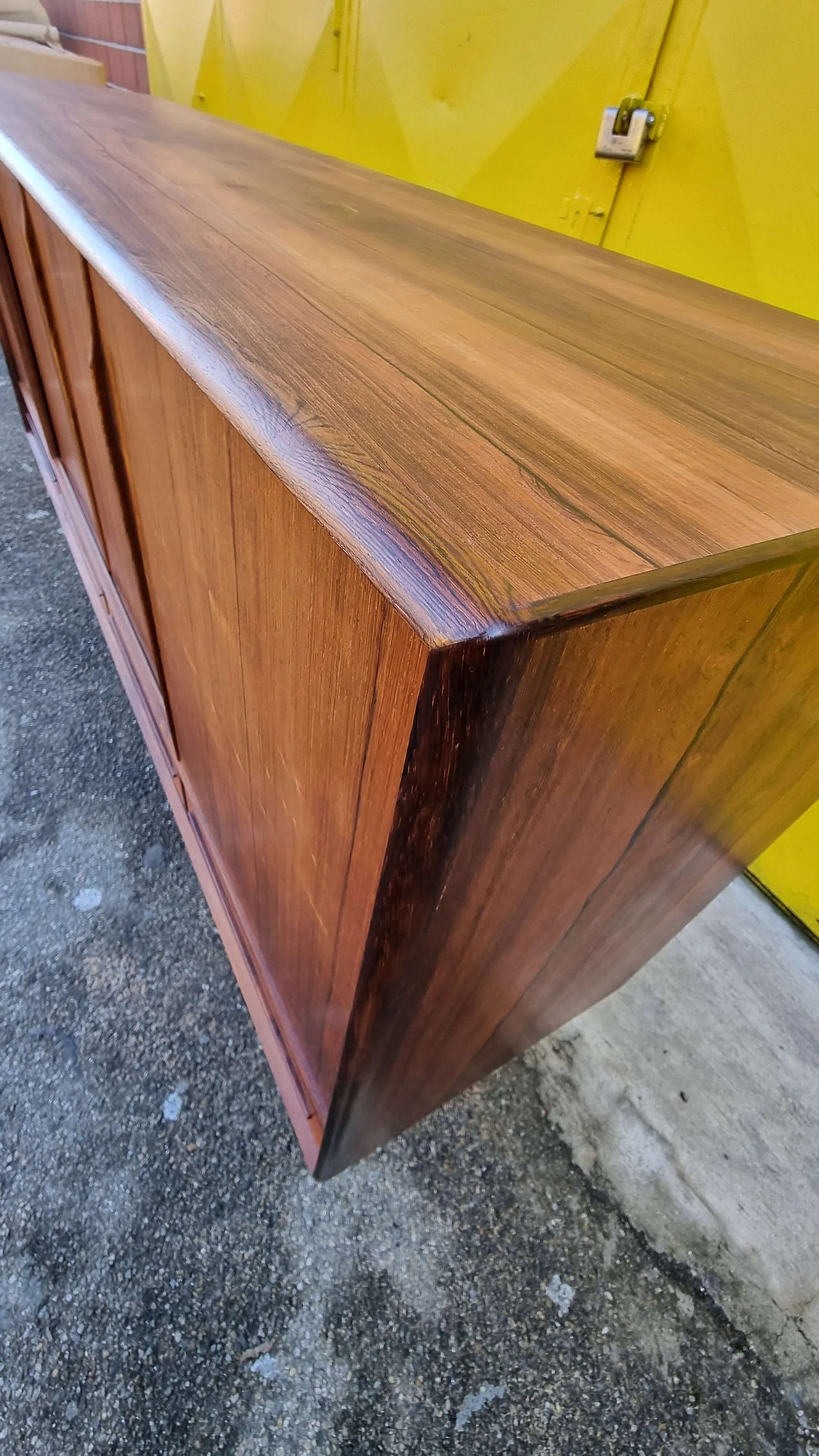 Credenza in palissandro con vano bar, anni '60 10