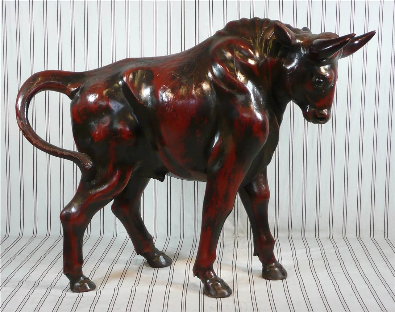 Scultura di toro in noce laccato rosso, inizio '900 1