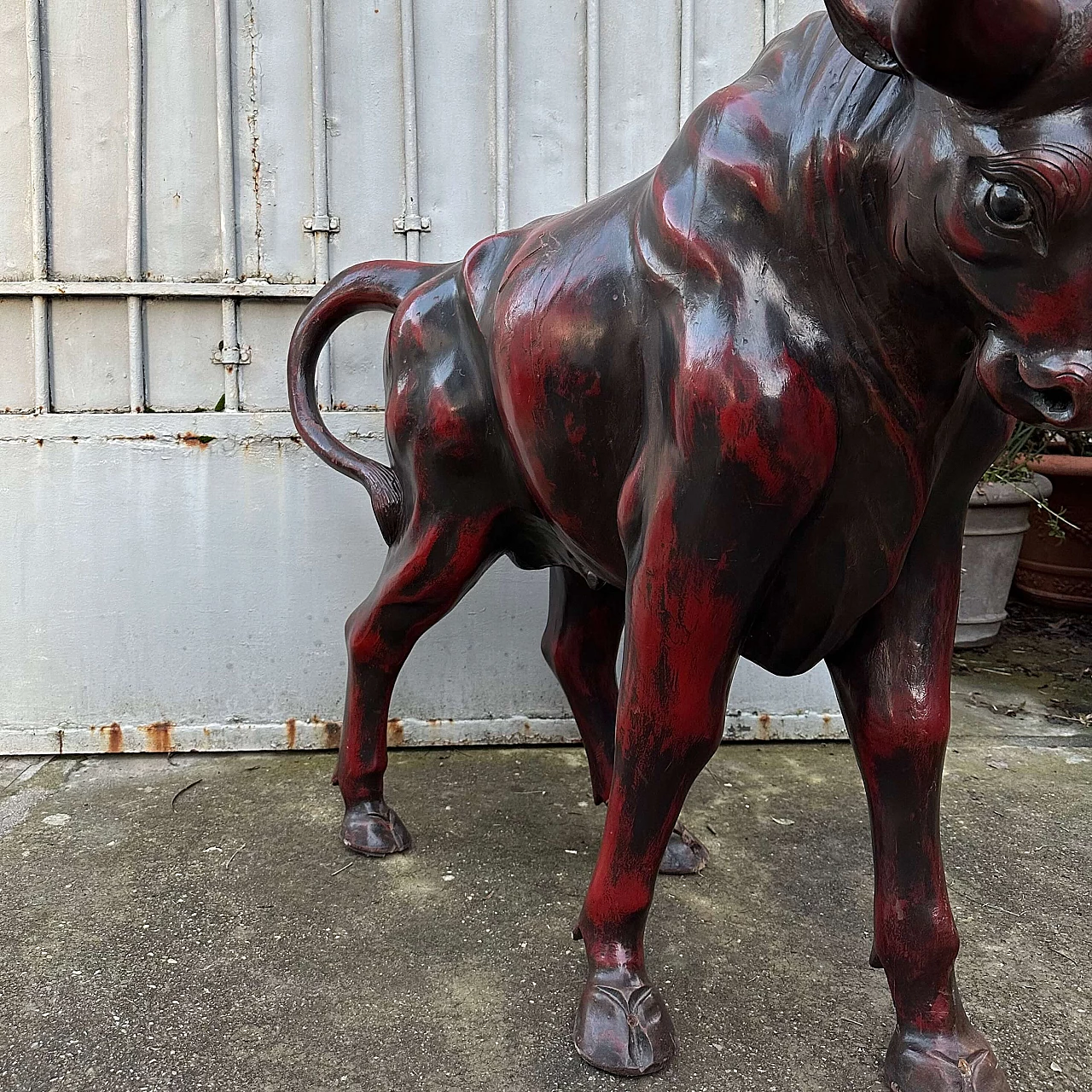 Scultura di toro in noce laccato rosso, inizio '900 3