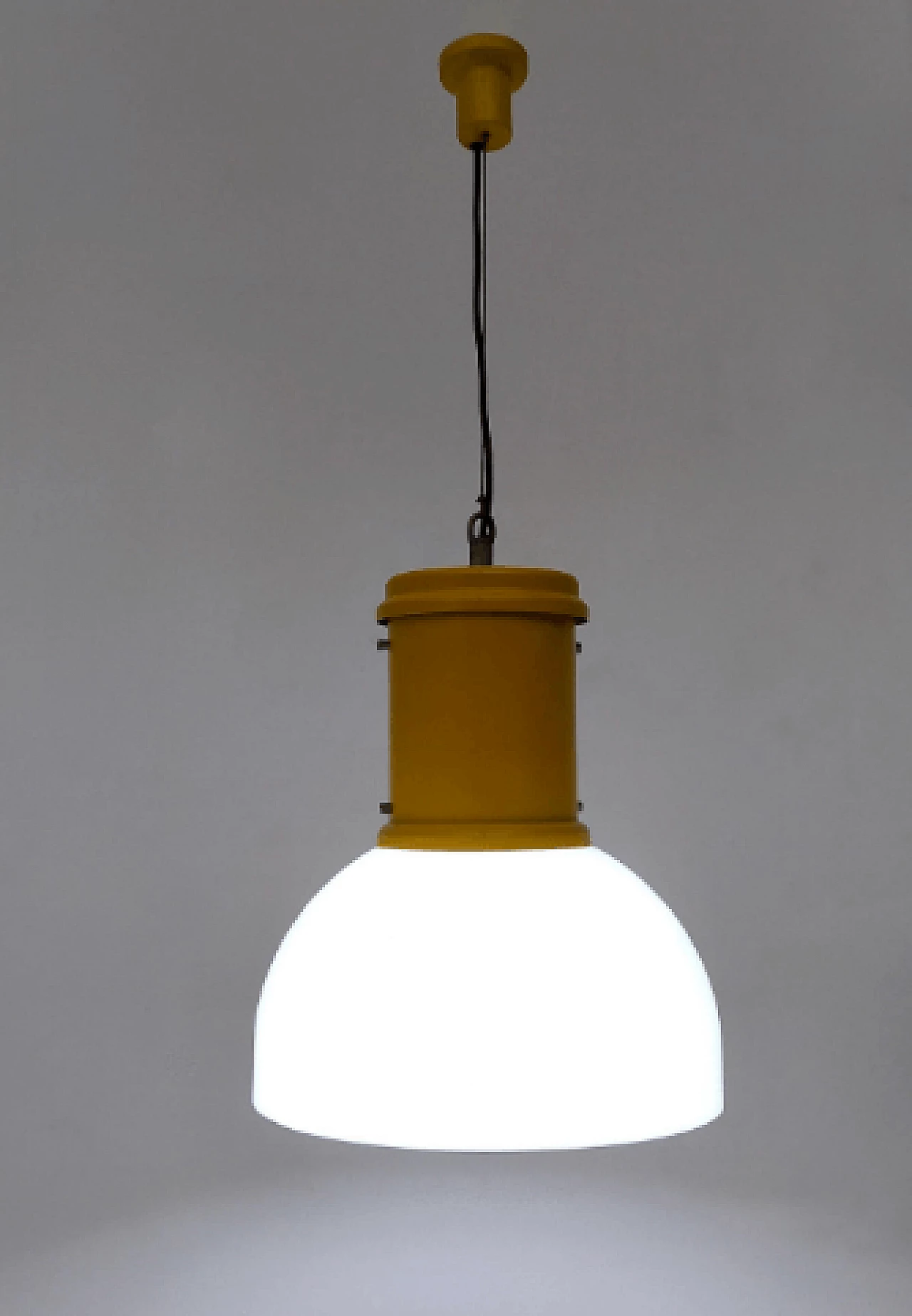 Lampada a sospensione in alluminio giallo e plexiglass, anni '70 2