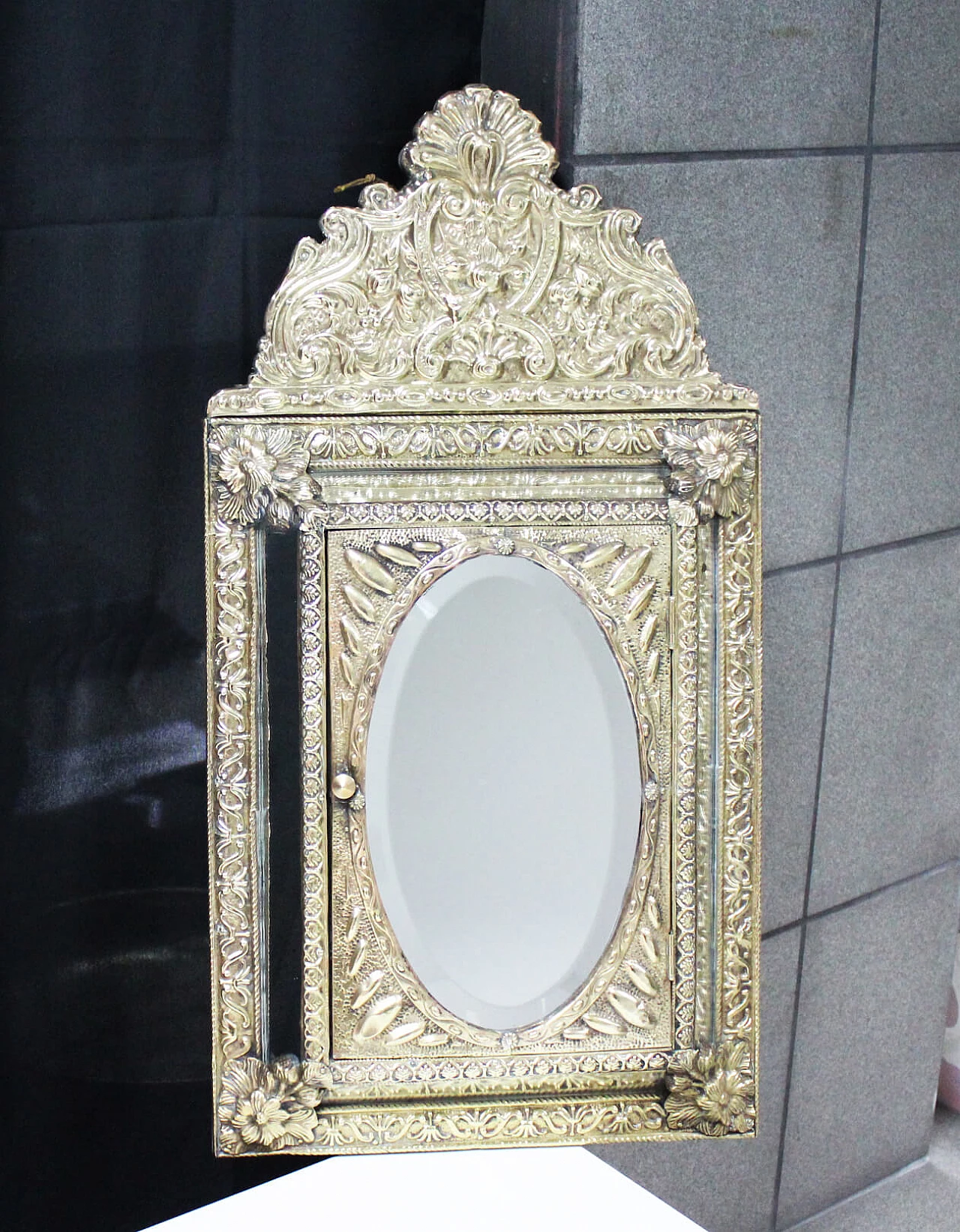 Specchio contenitore in legno e ottone con spazzole, anni '20 1