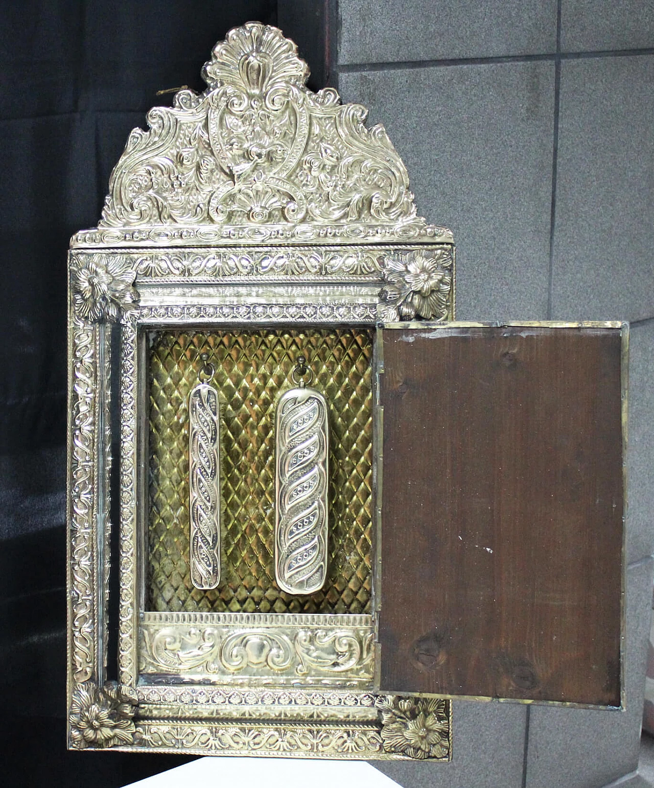 Specchio contenitore in legno e ottone con spazzole, anni '20 4