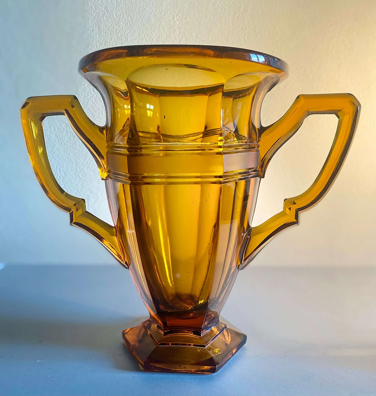 Vaso Art Déco a due anse in vetro ambrato, anni '30 2