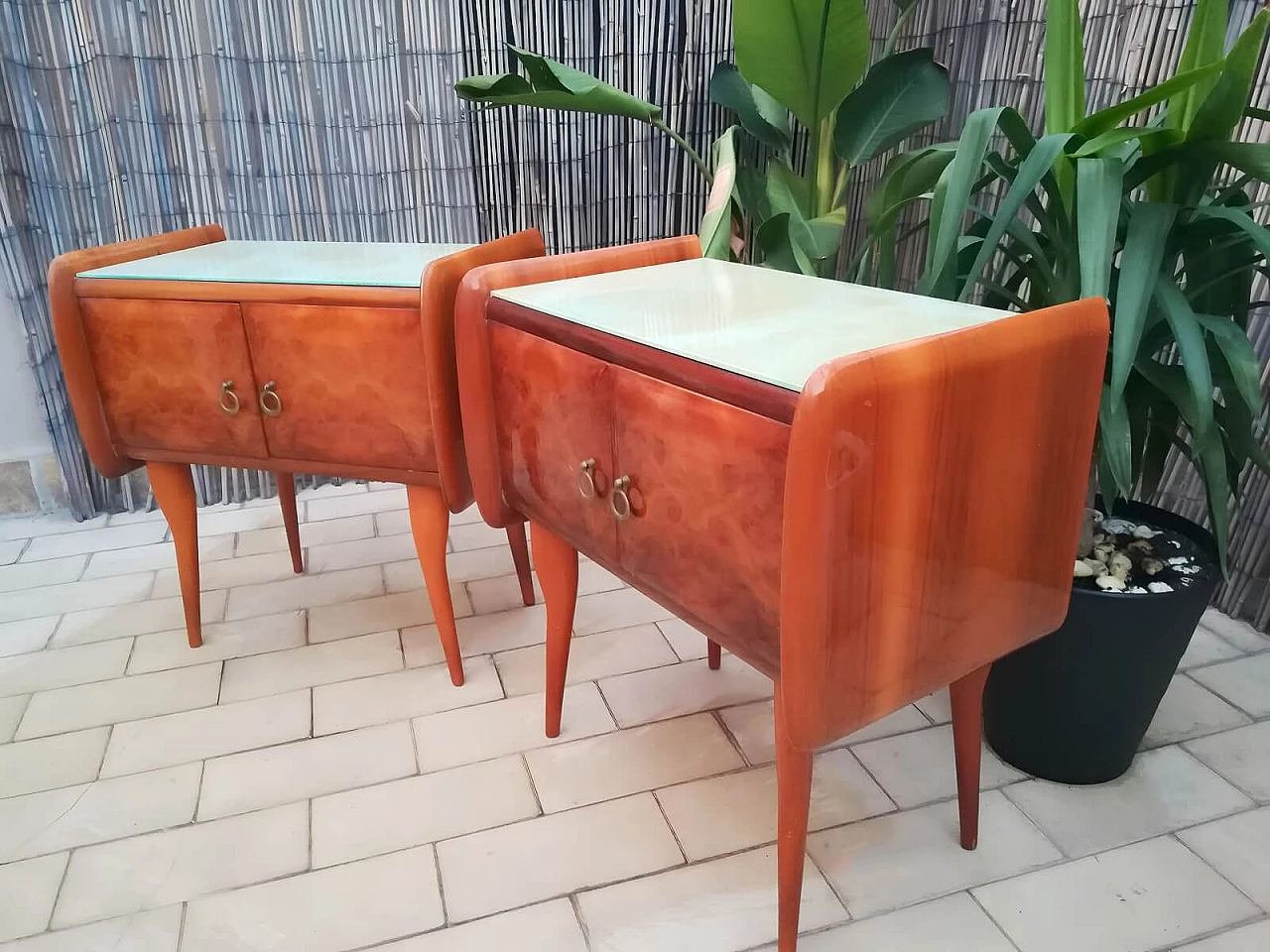 Coppia di comodini in legno e vetro, anni '50 3