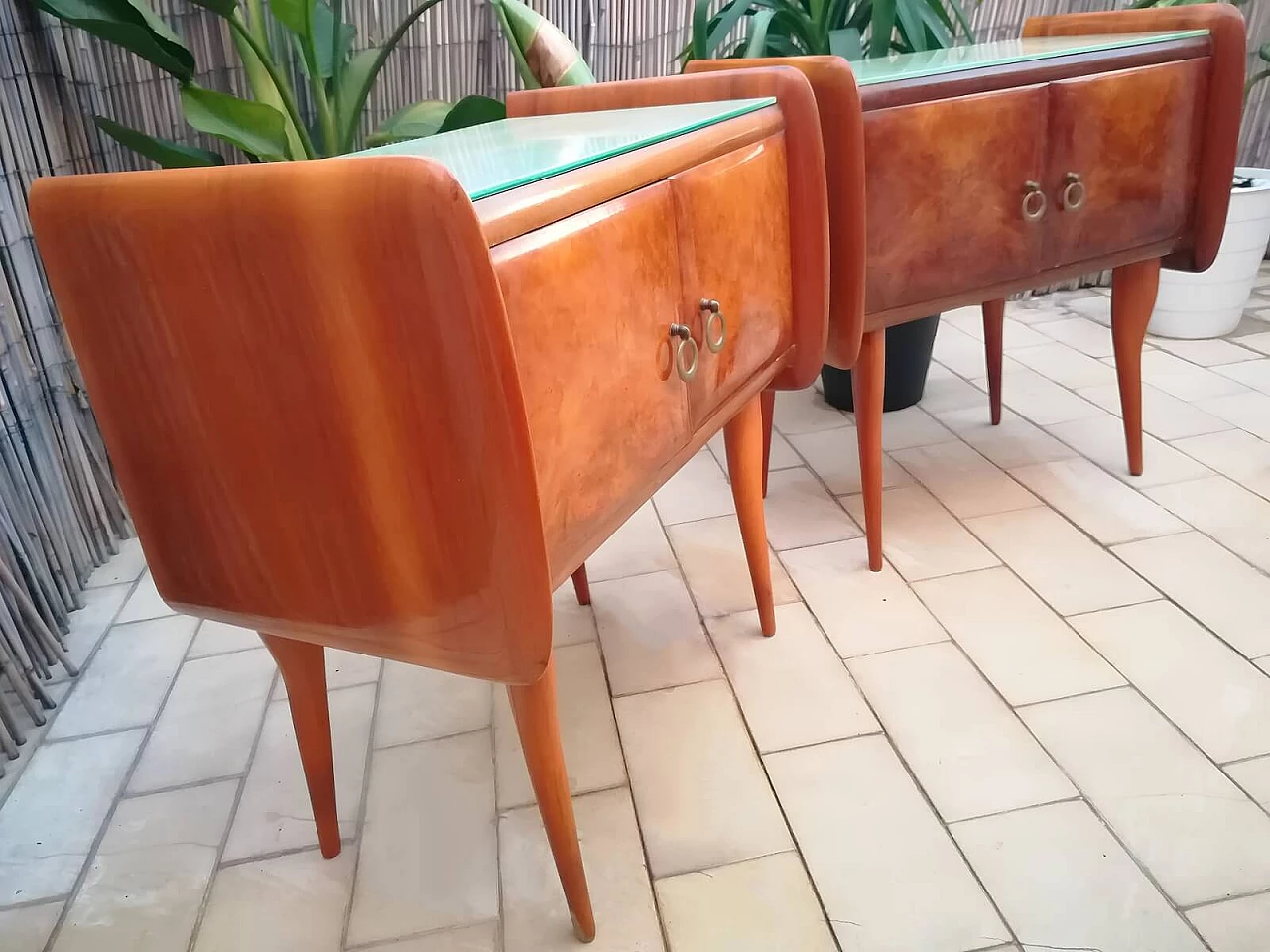 Coppia di comodini in legno e vetro, anni '50 4