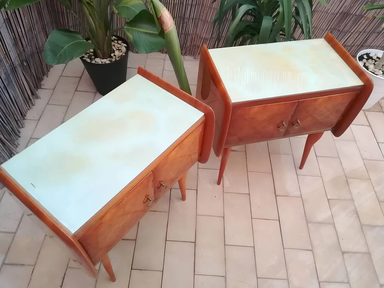 Coppia di comodini in legno e vetro, anni '50 5
