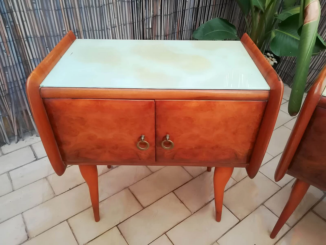 Coppia di comodini in legno e vetro, anni '50 7