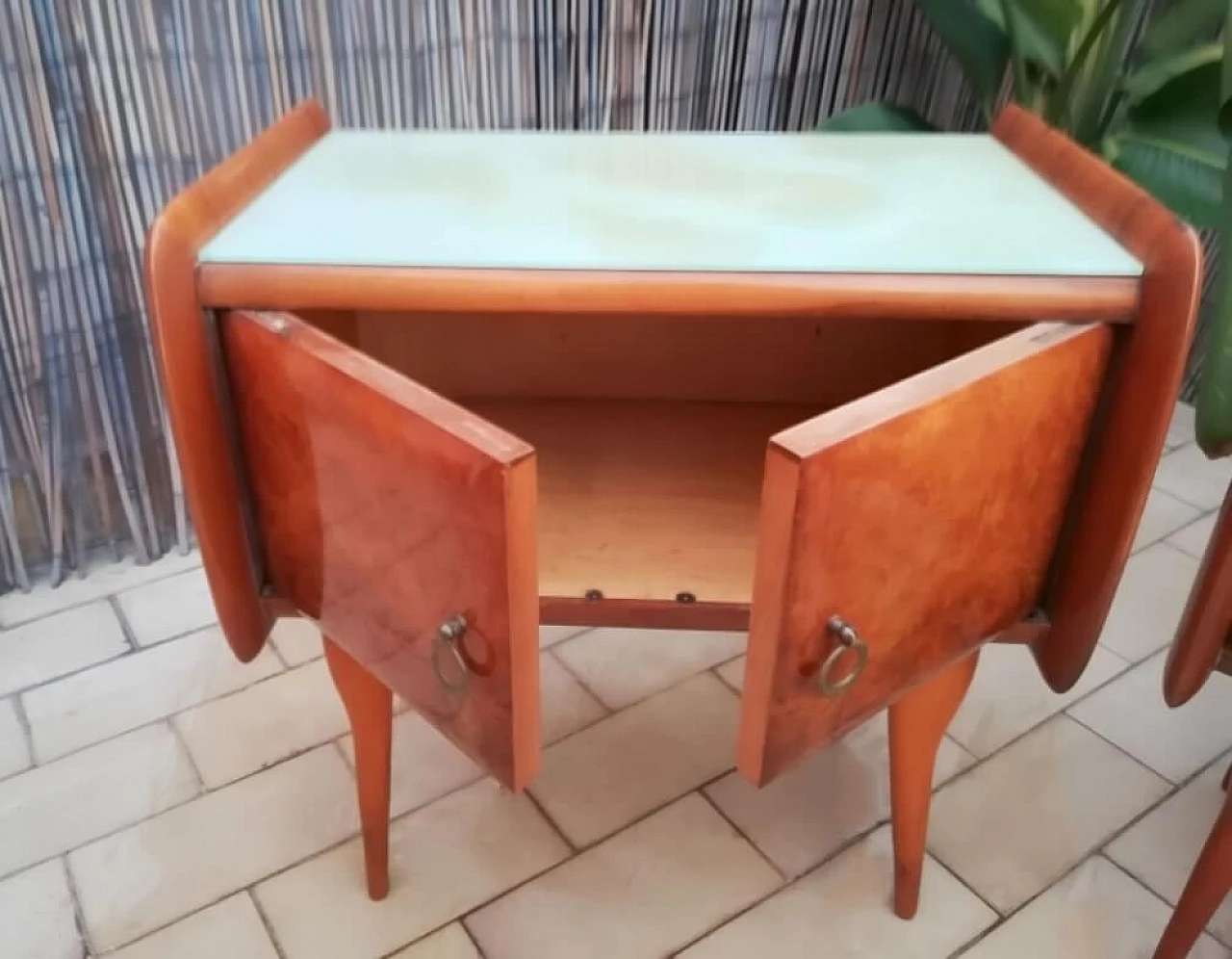 Coppia di comodini in legno e vetro, anni '50 8