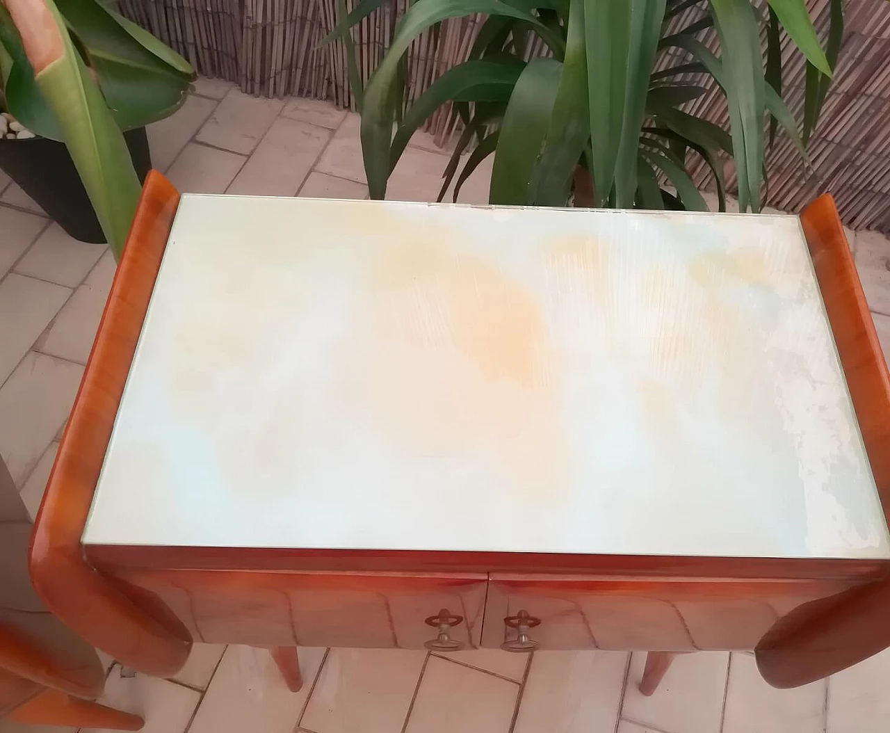 Coppia di comodini in legno e vetro, anni '50 9