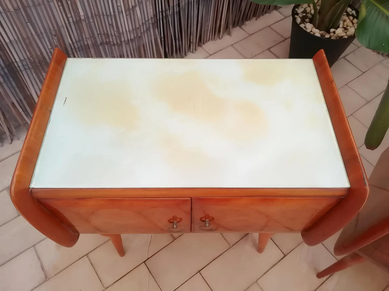 Coppia di comodini in legno e vetro, anni '50 10