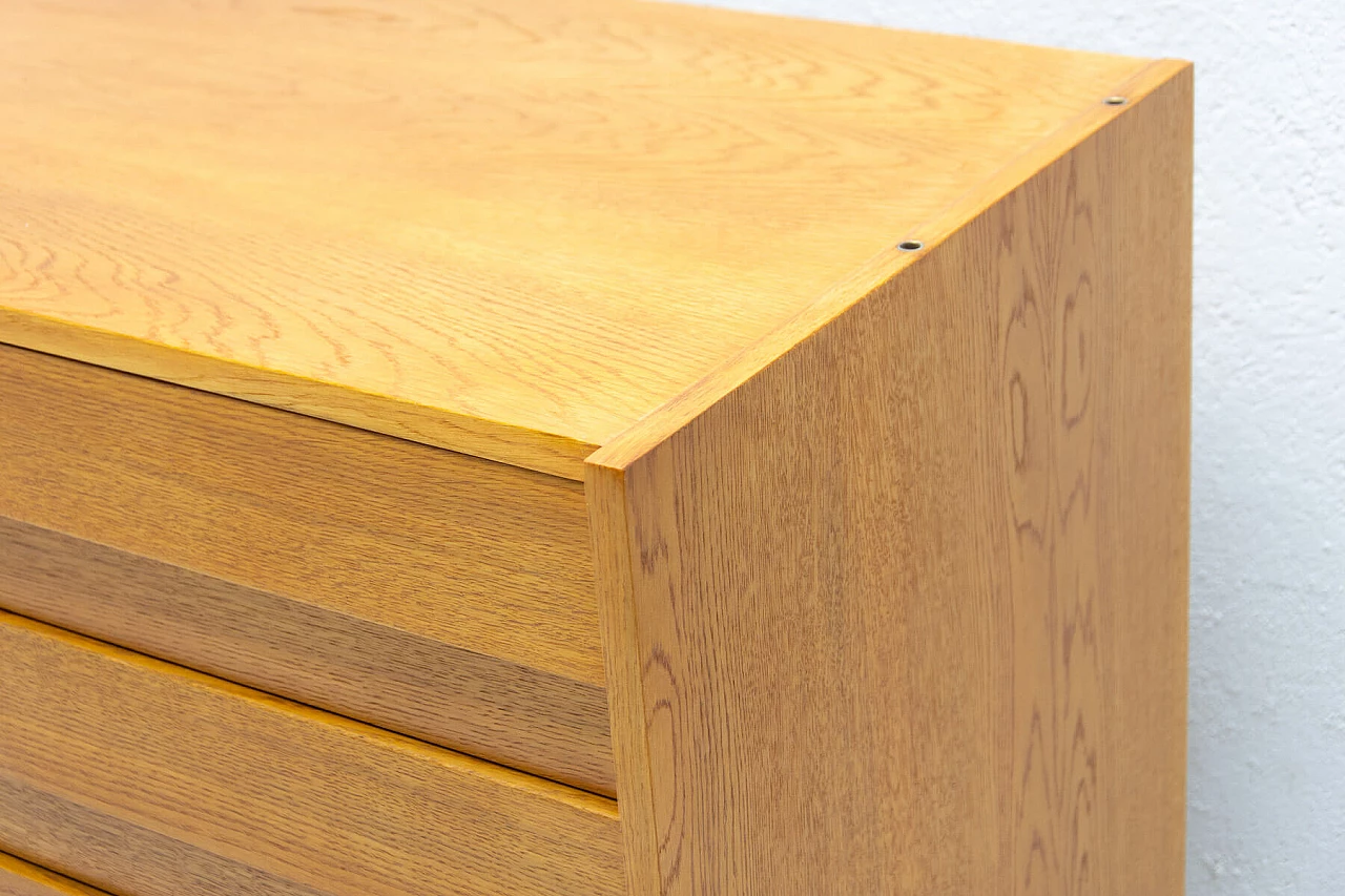 Cassettiera U-453 in rovere e compensato di Jiri Jiroutek per Interiér Praha, anni '60 3