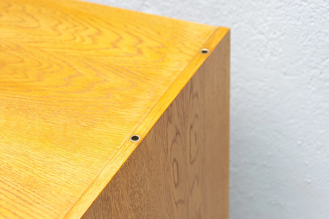 Cassettiera U-453 in rovere e compensato di Jiri Jiroutek per Interiér Praha, anni '60 4