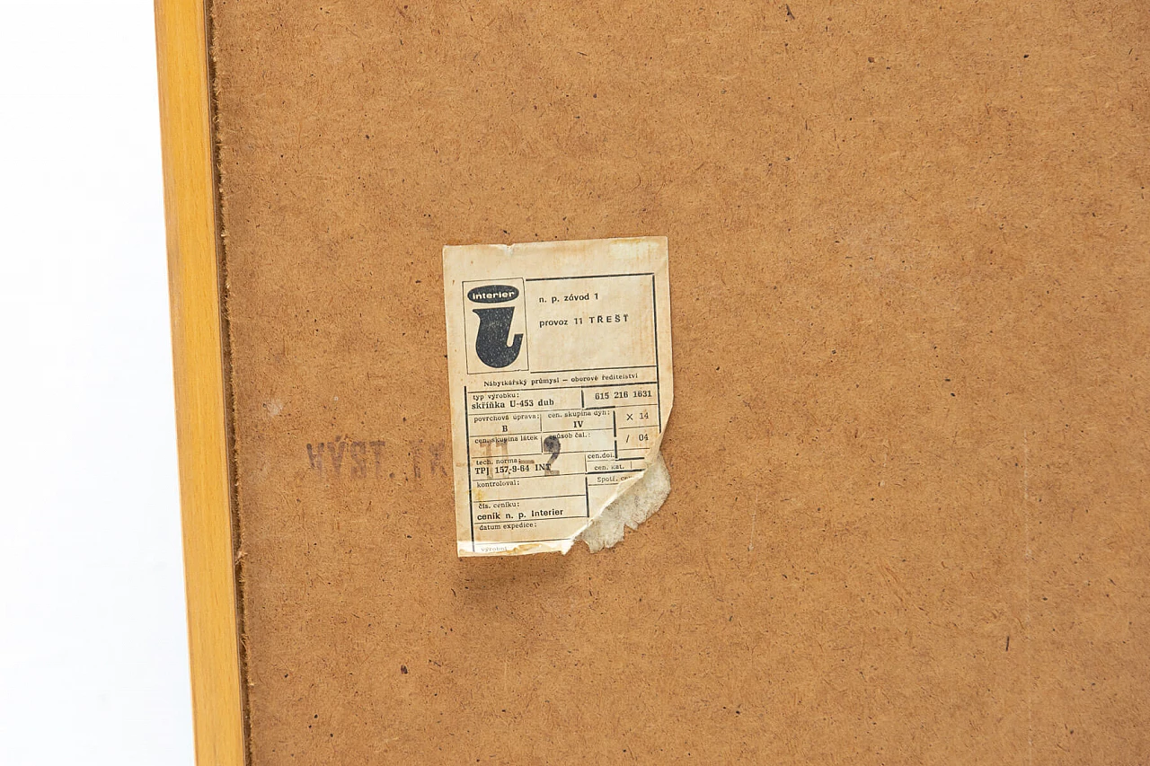 Cassettiera U-453 in rovere e compensato di Jiri Jiroutek per Interiér Praha, anni '60 10