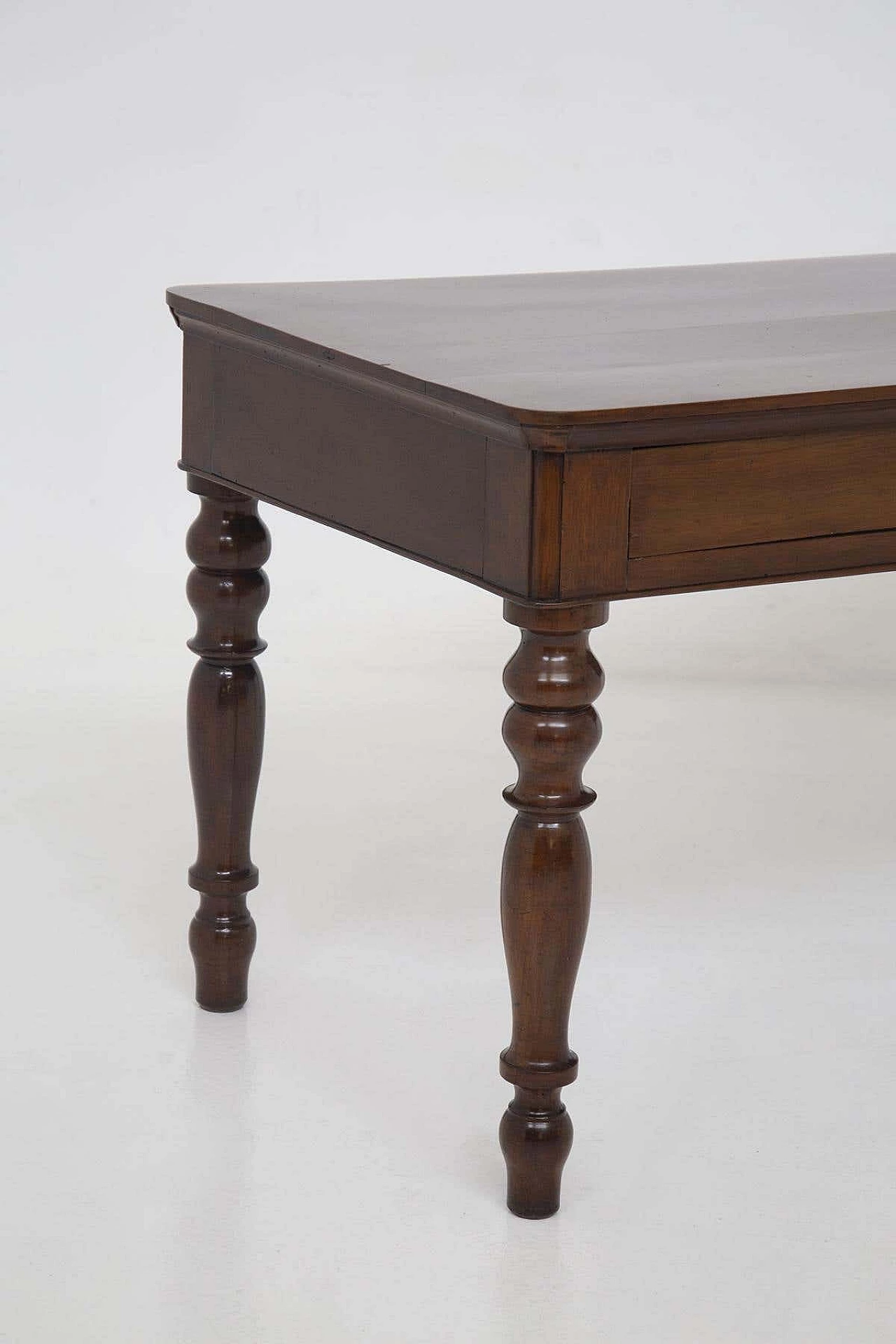 Tavolo in legno da centro con gambe decorate, anni '50 1