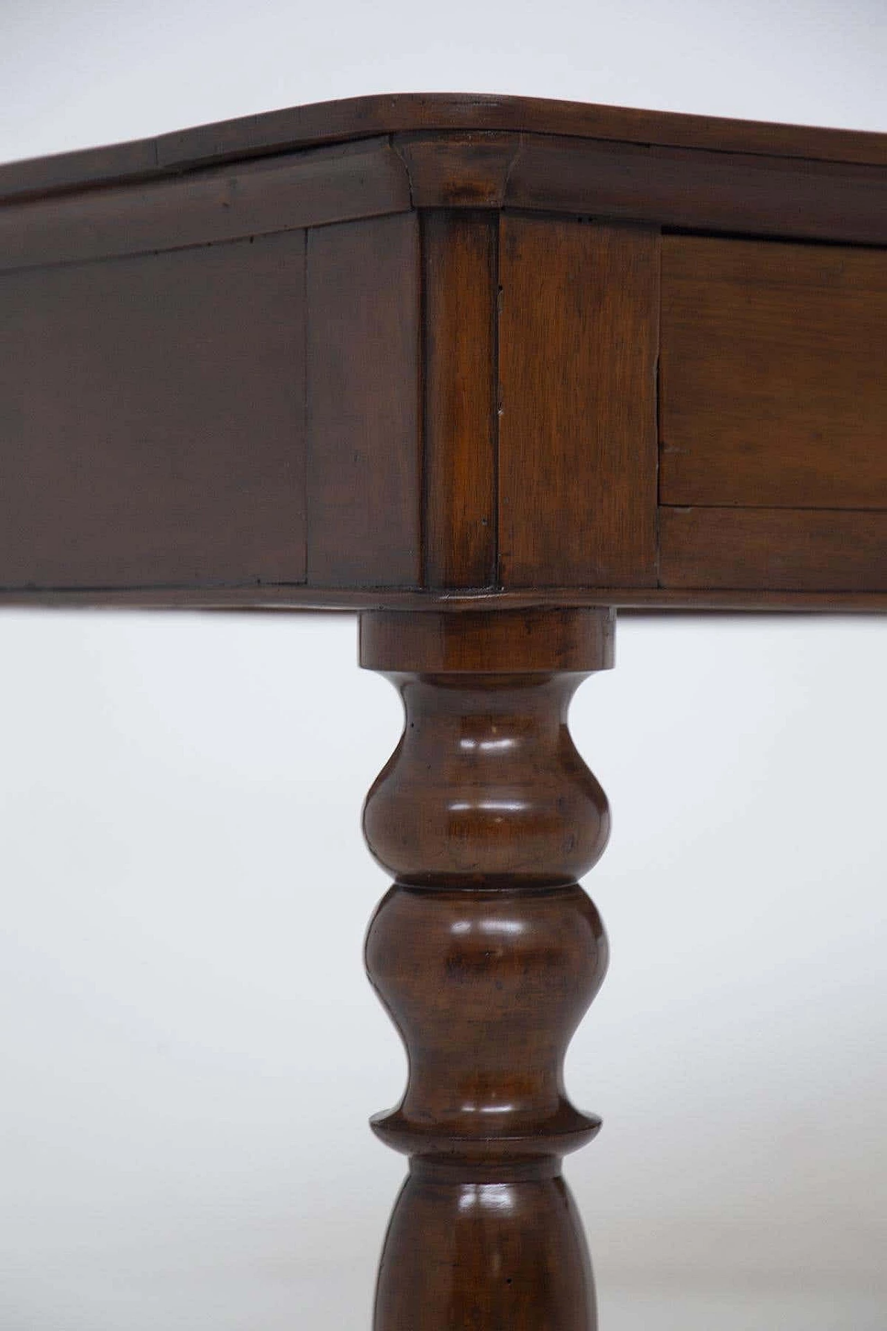 Tavolo in legno da centro con gambe decorate, anni '50 9