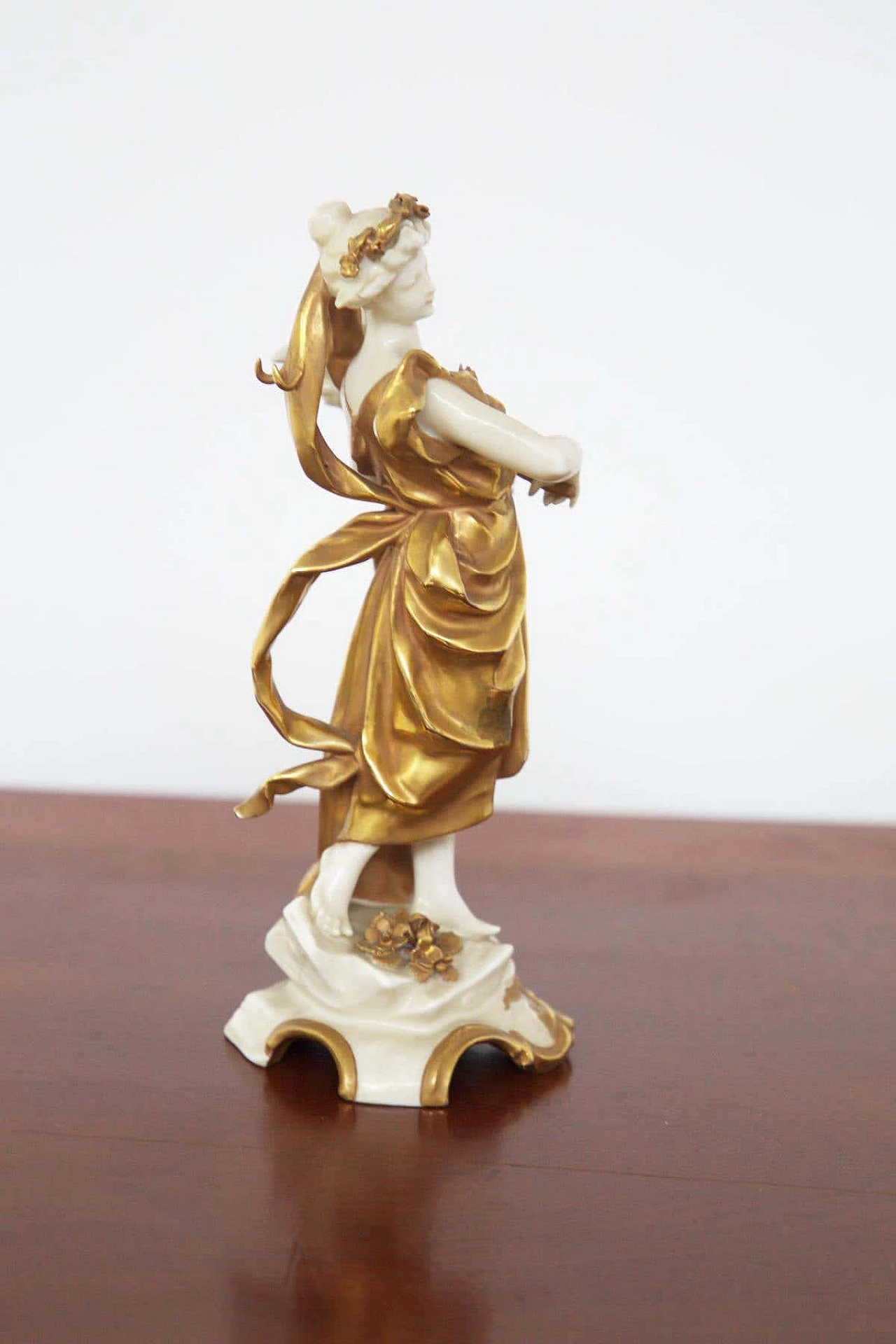 Virgin statuette in gilded Capodimonte ceramic, early 20th century 2