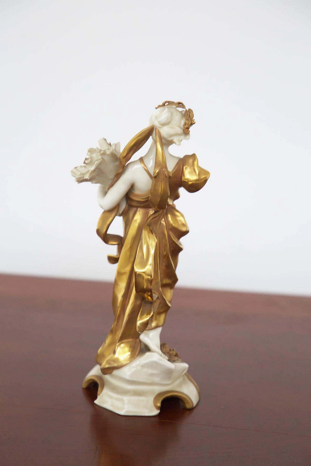Virgin statuette in gilded Capodimonte ceramic, early 20th century 3