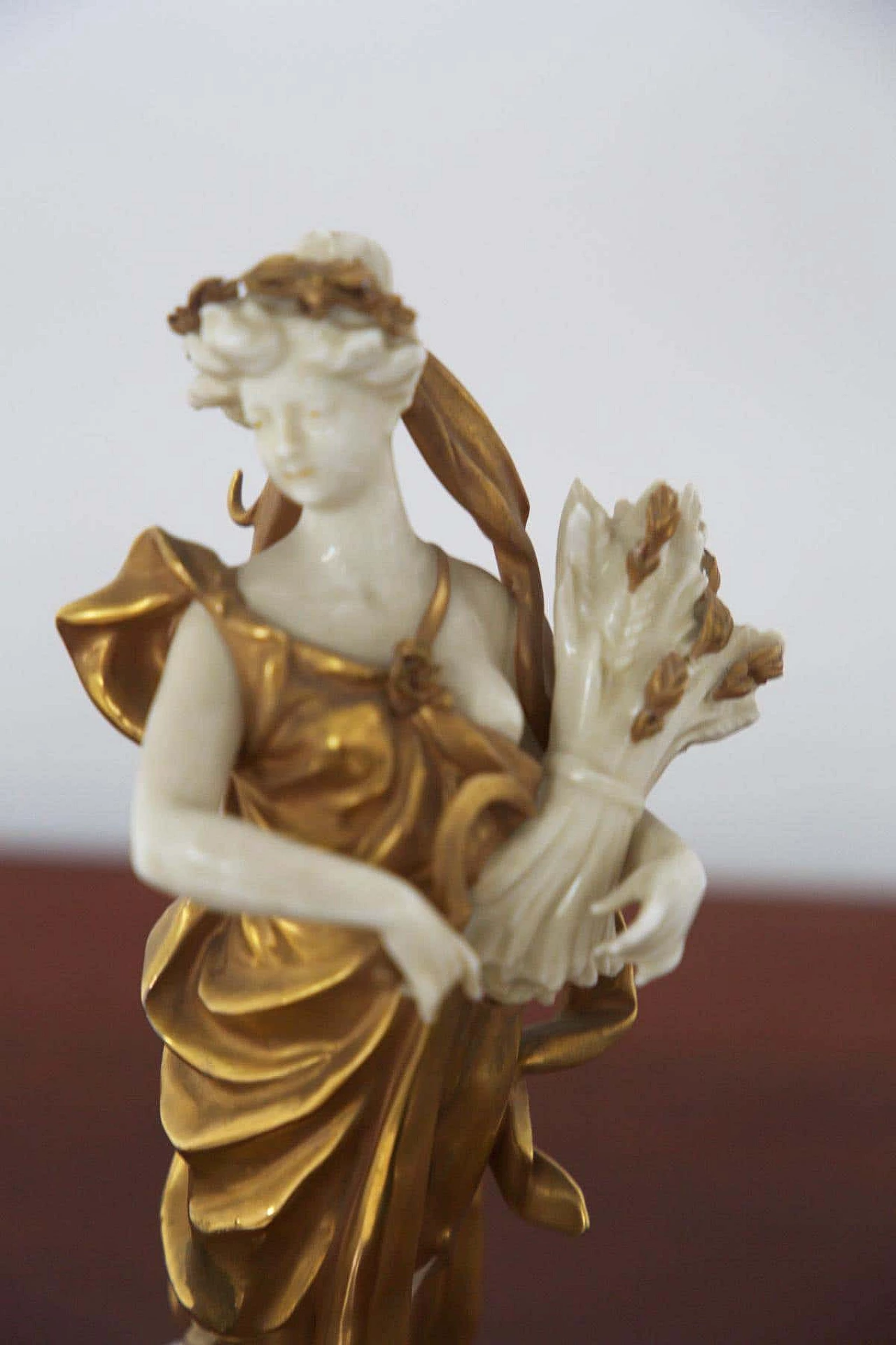 Virgin statuette in gilded Capodimonte ceramic, early 20th century 5