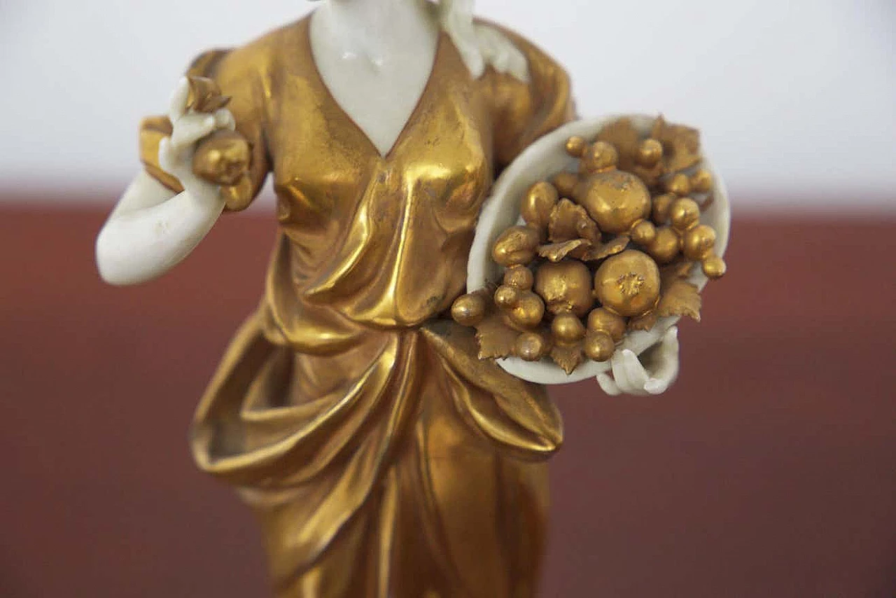Statuetta Bilancia in ceramica dorata di Capodimonte, inizio '900 2