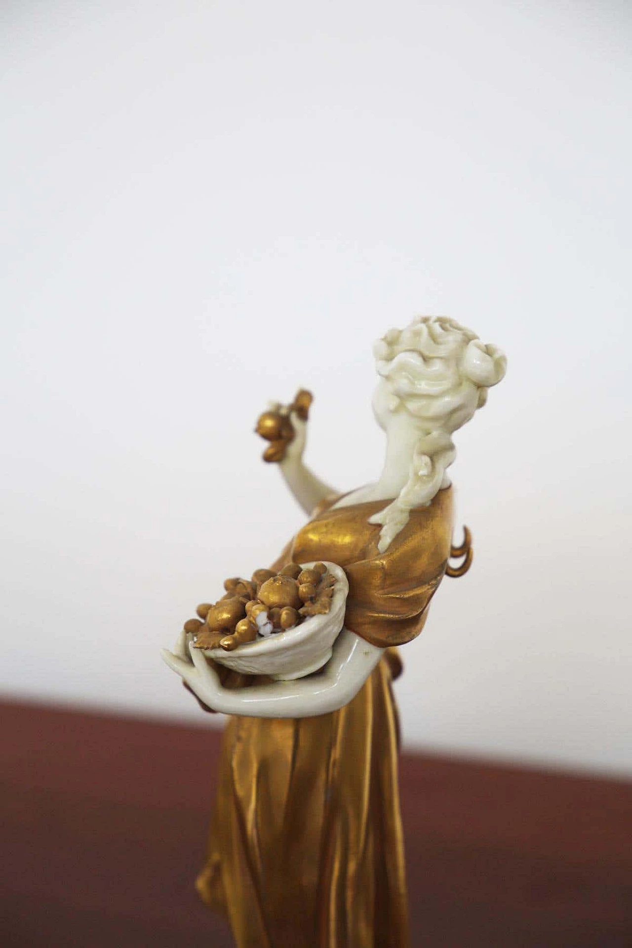 Statuetta Bilancia in ceramica dorata di Capodimonte, inizio '900 3