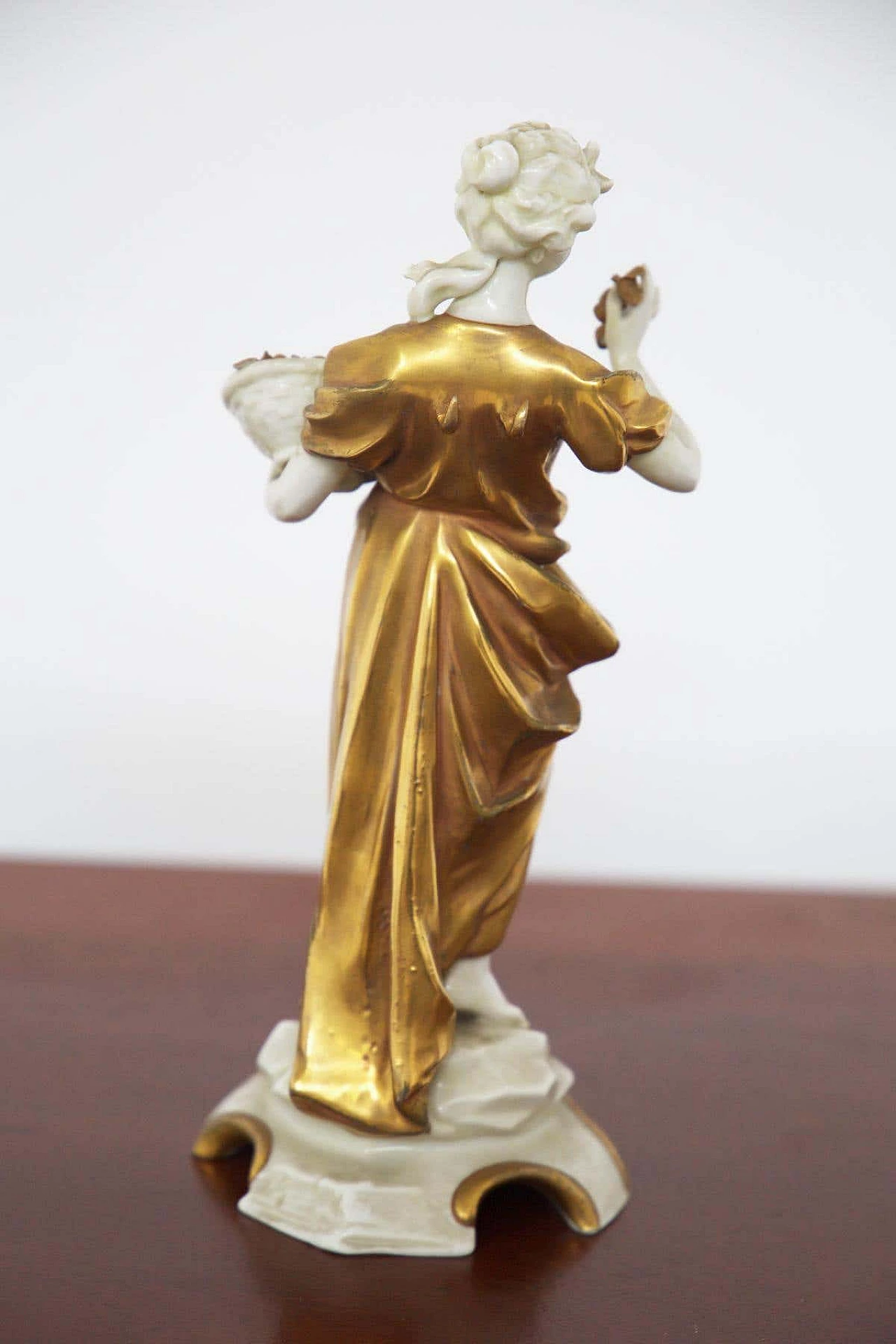 Statuetta Bilancia in ceramica dorata di Capodimonte, inizio '900 4