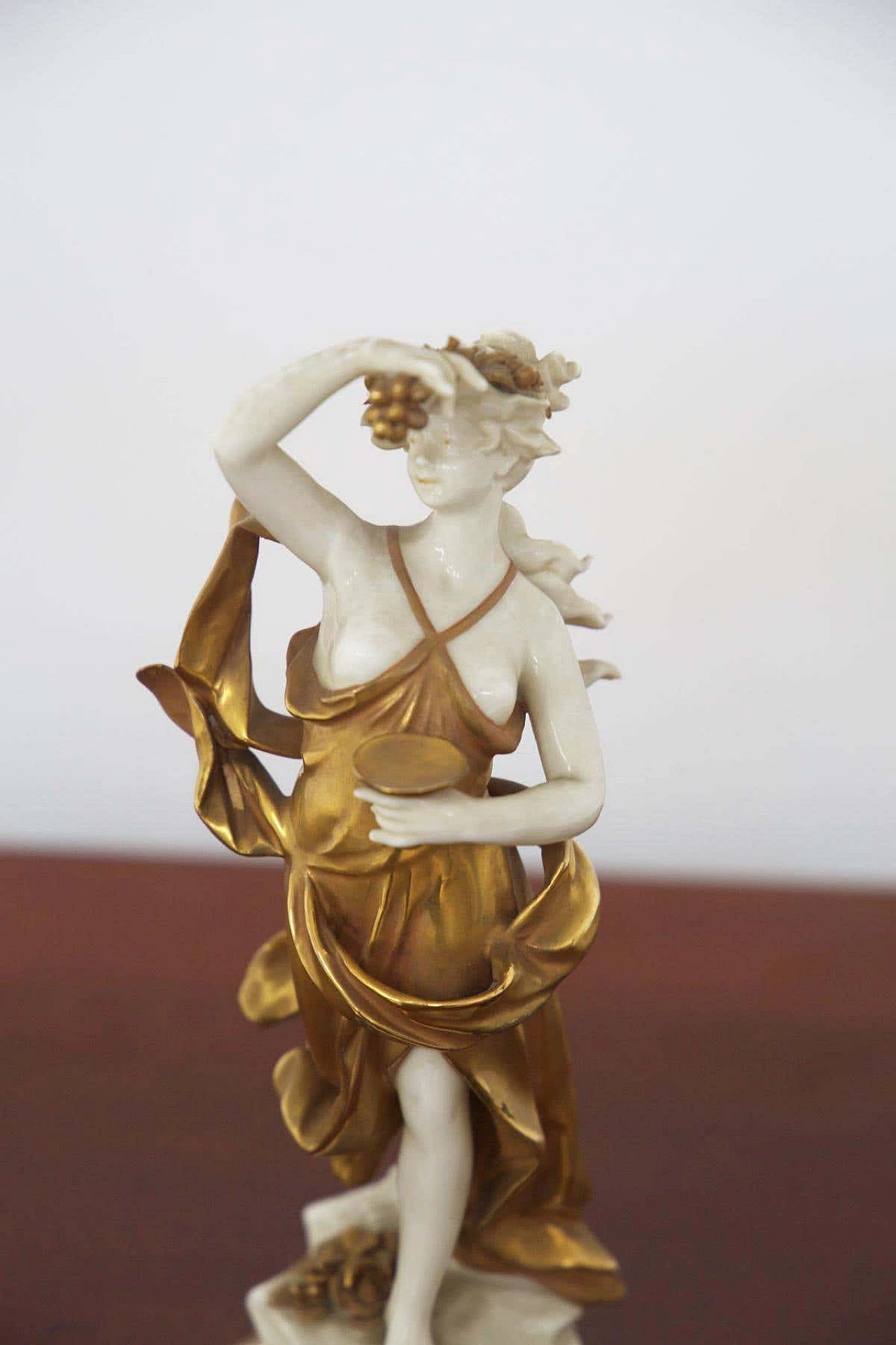 Scorpion statuette in gilded Capodimonte ceramic, early 20th century 5