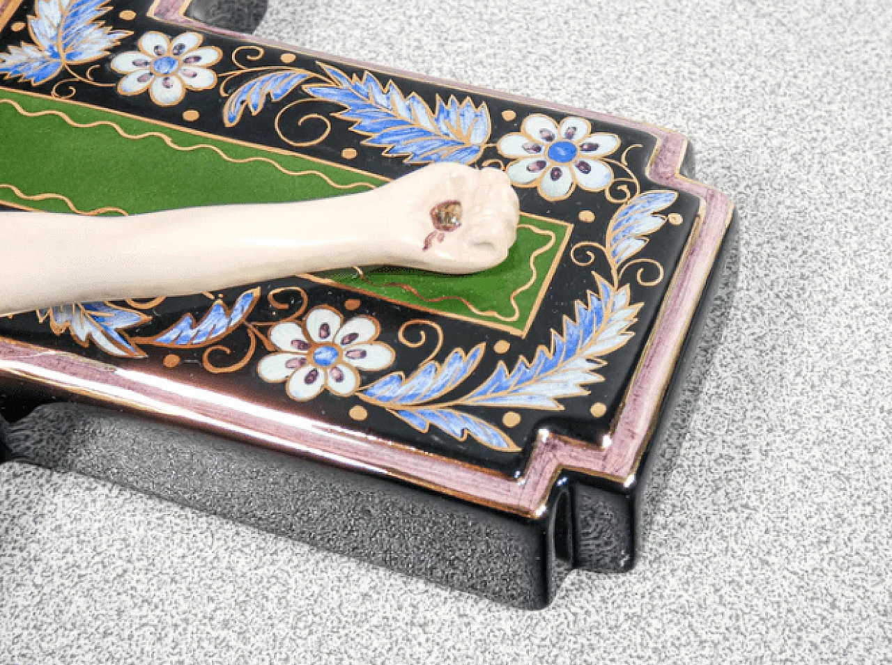 Crocifisso in ceramica di Maria Balossi per Lenci, anni '30 4