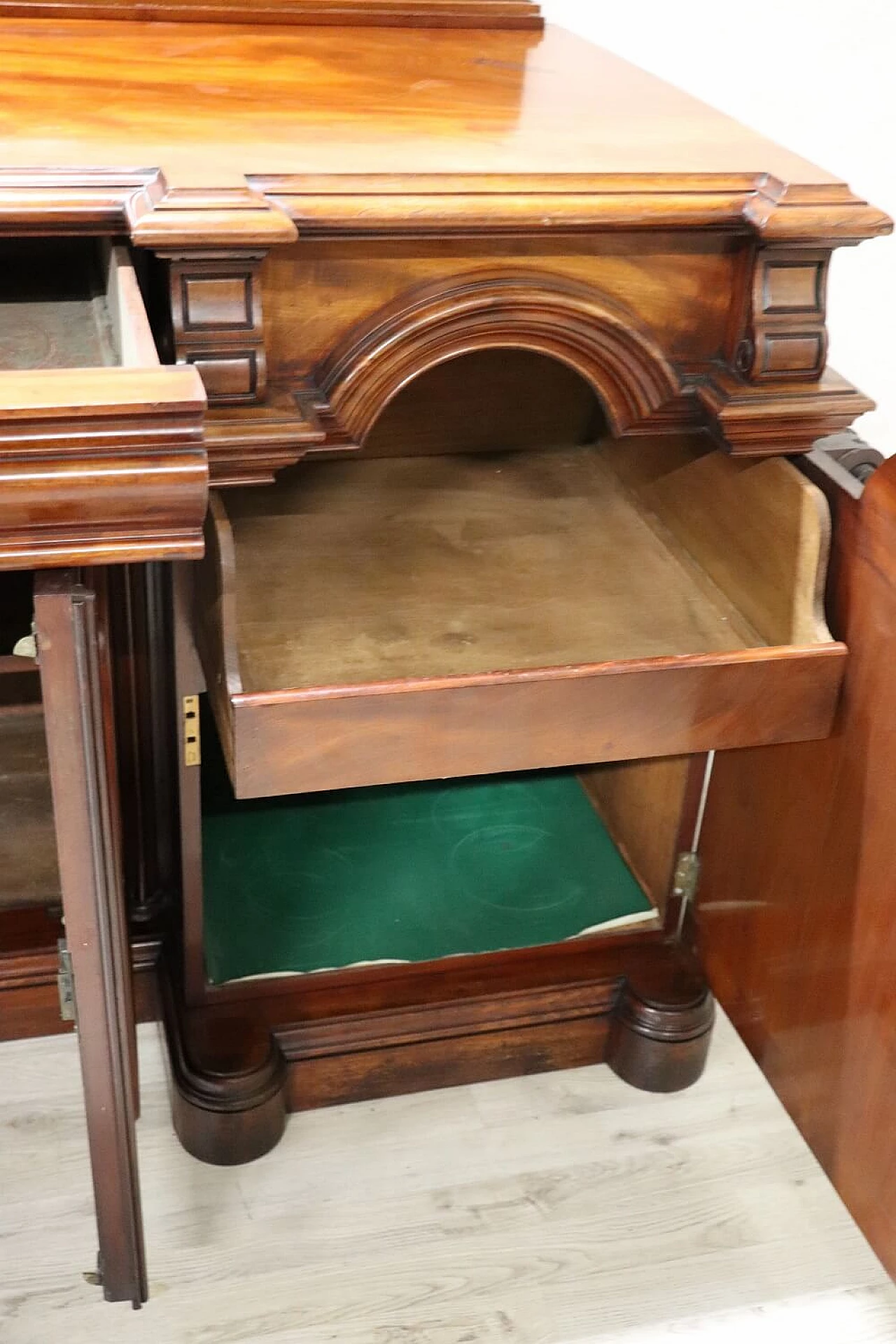 Mahogany sideboard with carvings, early 20th century 9