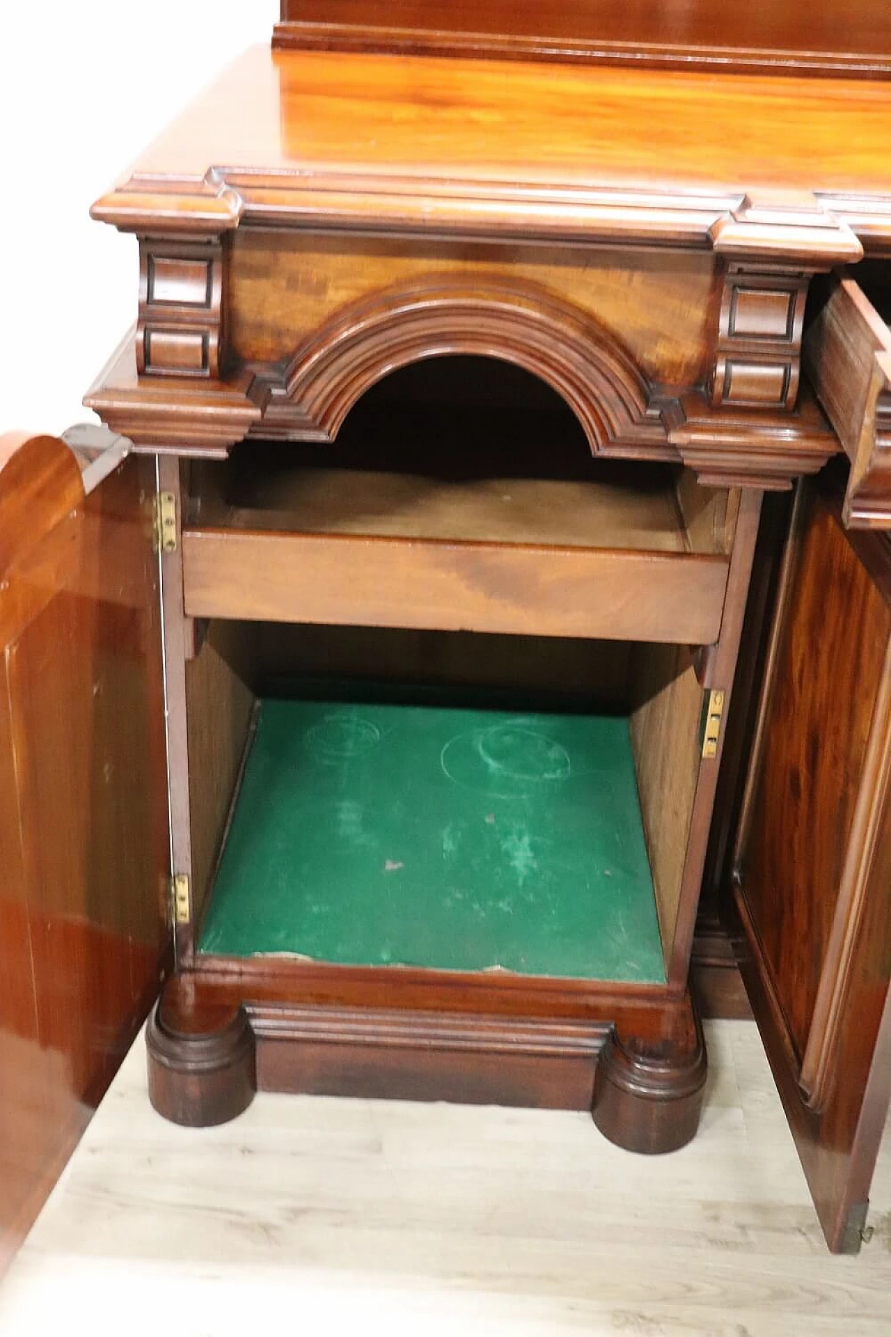 Mahogany sideboard with carvings, early 20th century 10