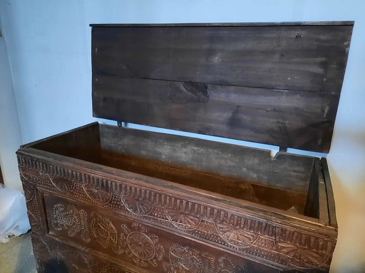 Sardinian walnut chest with carvings, early 20th century 5