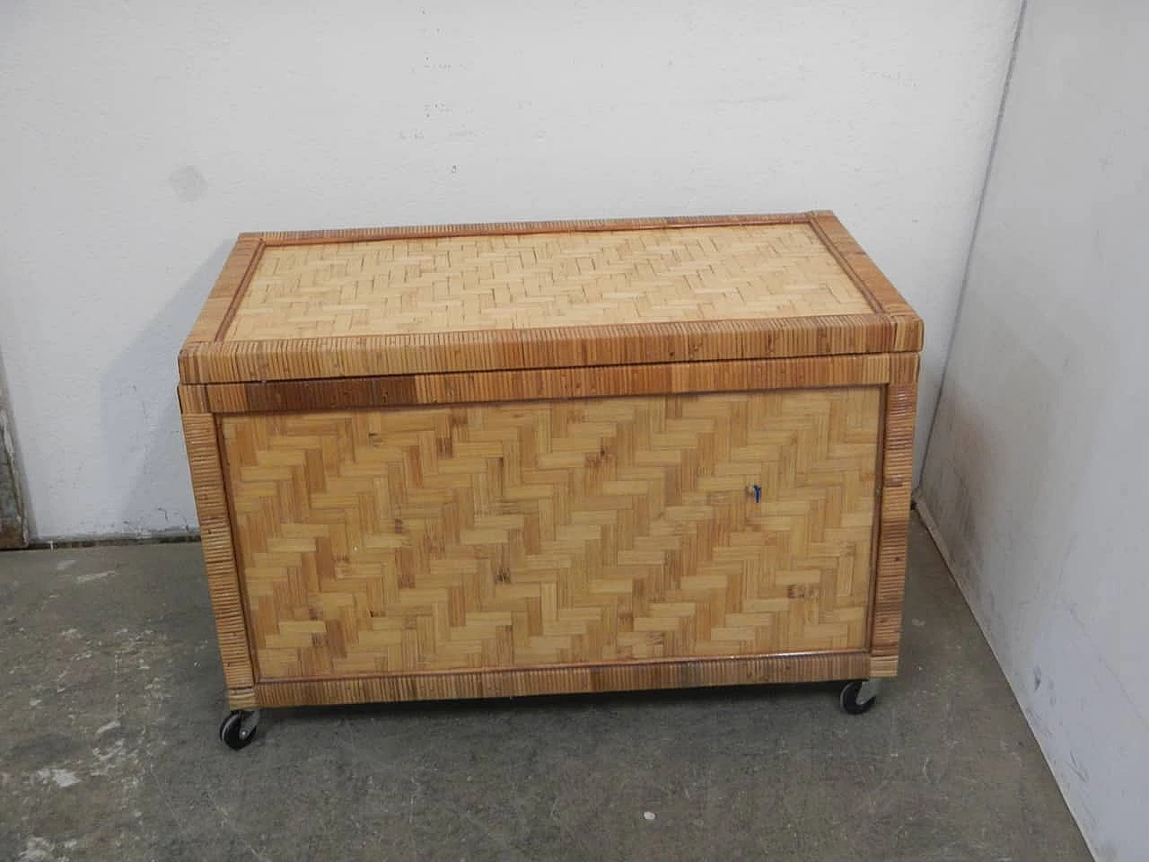 Baule in rattan e compensato con ruote, anni '70 1